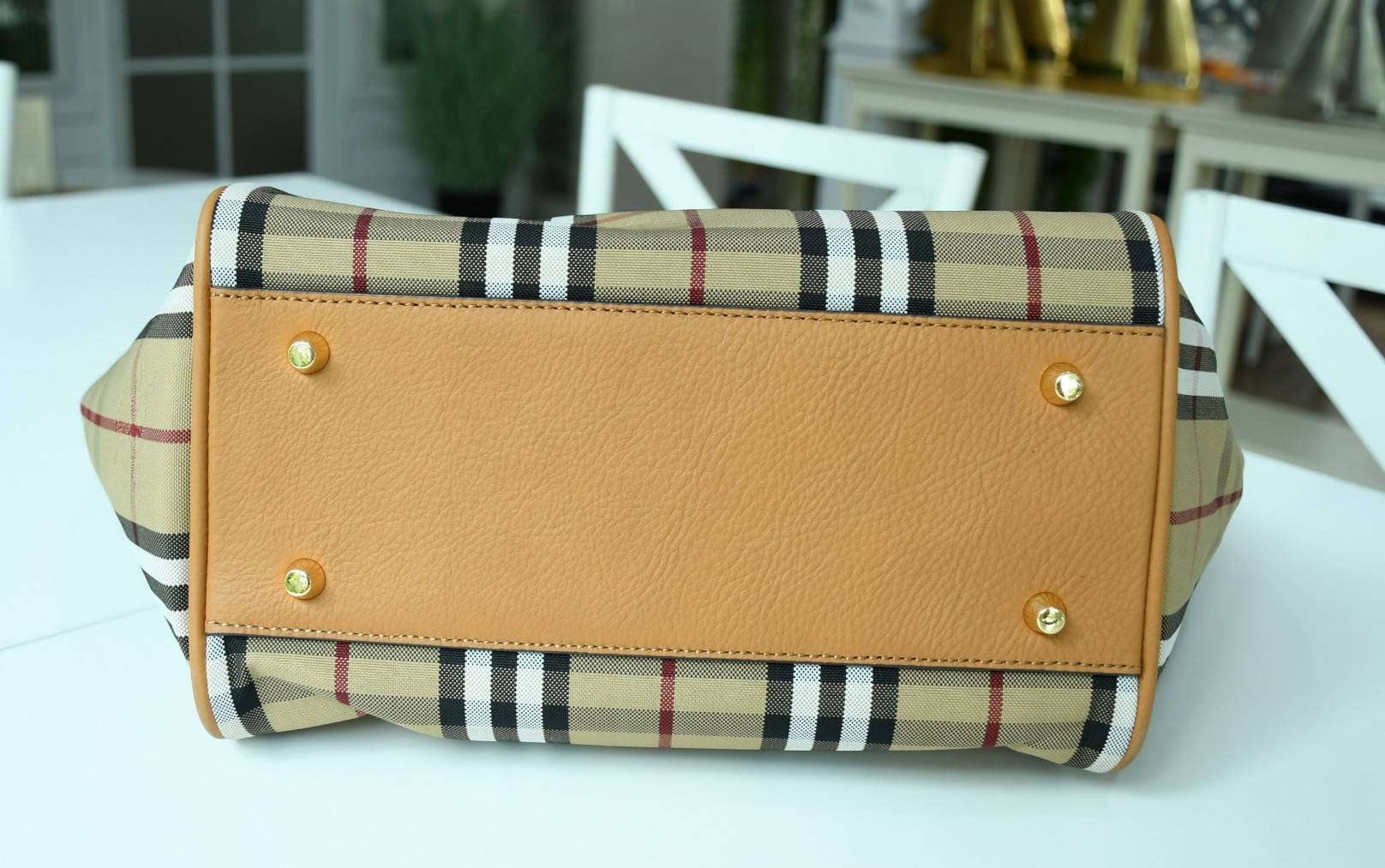 พรีเมี่ยมกิ๊ฟแท้ 100% 】Burberry New War Horse Check Tote Gift Bag กระเป๋าถือหรือสะพายไหล่ วัสดุ canvas ภายในโล่ง มี2ช่องเล็ก จุของได้เยอะ น้ำหนักเบา เปิด-ปิด ด้วย กระดุม จุของได้เยอะ สวย หรู น่าใช้ ไม่ควรพลาดค่า