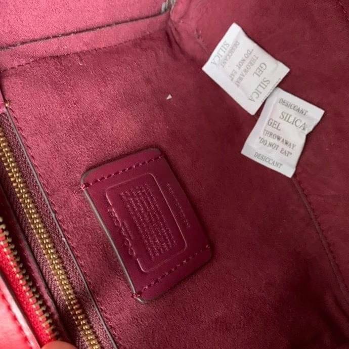 COACH COURIER CARRYALL 23 IN COLORBLOCK SIGNATURE CANVAS พร้อมส่ง 7 แบบ พร้อมส่ง ลุคดูไฮสุดๆค่ะ! กระเป๋าสะพายหนังหรูหราและคลาสสิค หนังแท้ชั้นดีที่สุด น้ำหนักเบา หนังสวยมากก สัมผัสแล้วหลงรักแน่นอนจ้าา😘