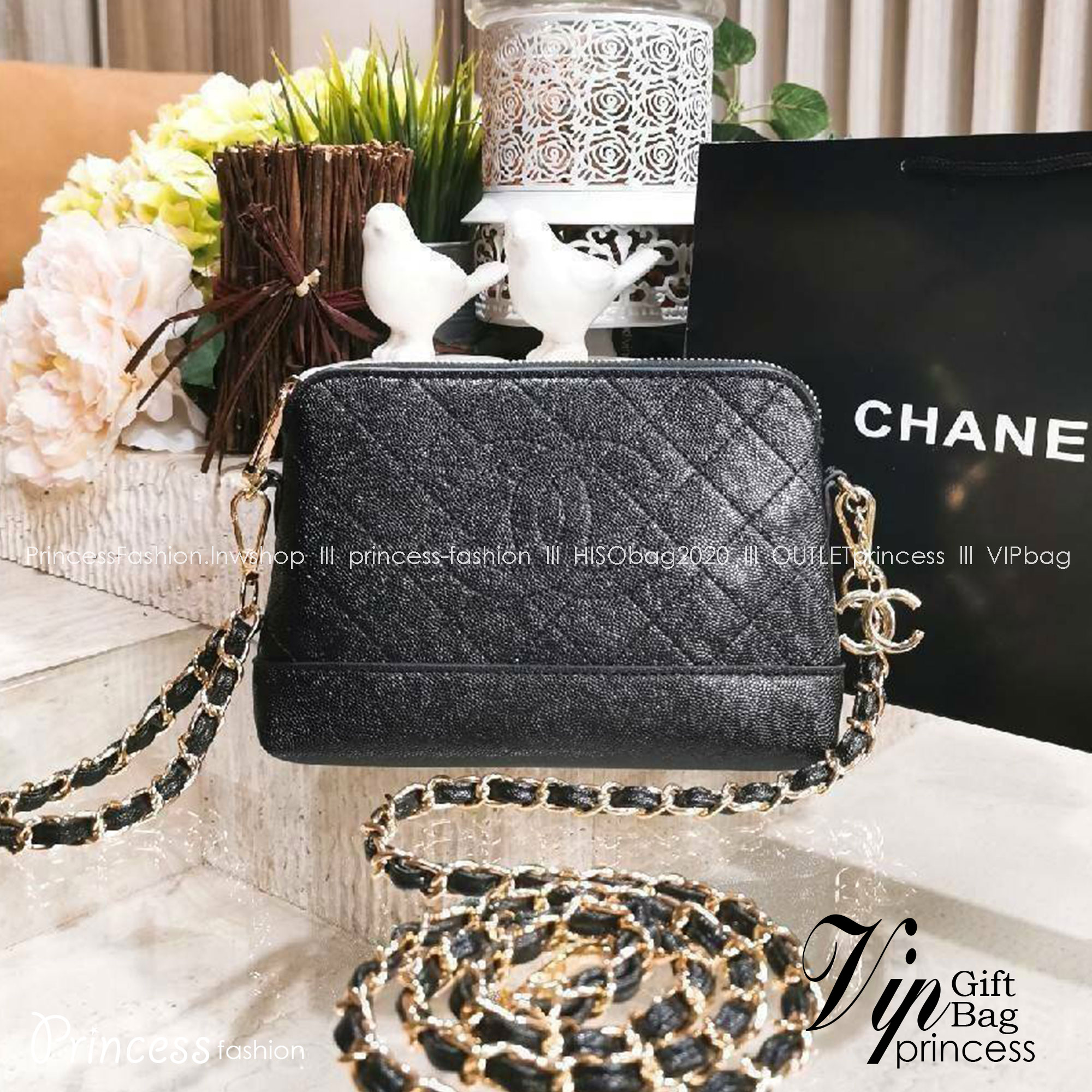 CHANEL Caviar Wristlet Crossbody Bag / Chanel Shoulder Bag With Chain กระเป๋าหนังลายเวียร์ปั๊มโลโก้แบรนด์ด้านหน้าสวยหรูดูแพง มาพร้อมจี้โลโก้แบรนด์ห้อยสีทองเก๋ๆน่ารัก