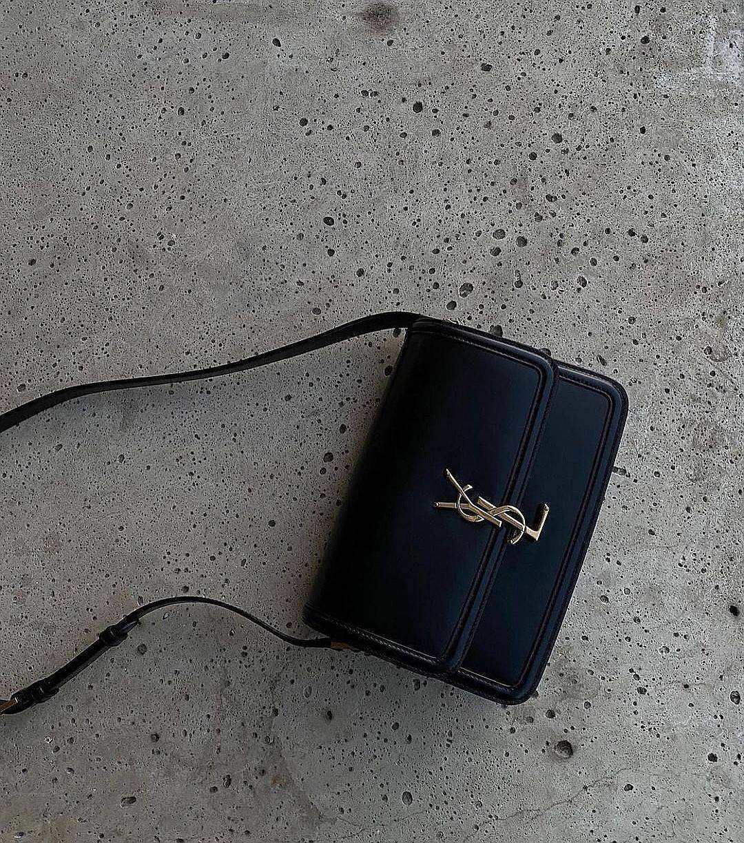 VIP YVES SAINT LAURENT YSL CROSSBODY BAG VIP / YSL Solferino Bag วัสดุหนังแท้ Calfskin ทรงสี่เหลี่ยมหนังสวยหรูอยู่ทรงเปิดปิดด้วยฝาปิดโลโก้แบรนด์อะไหล่ทอง ภายในโล่งมีช่องหลัก และช่องย่อยสามารถใส่มือถือของใช้จุกจิกได้เยอะ สายสะพายหนังยาวปรับระดับได้จะสะพายไ