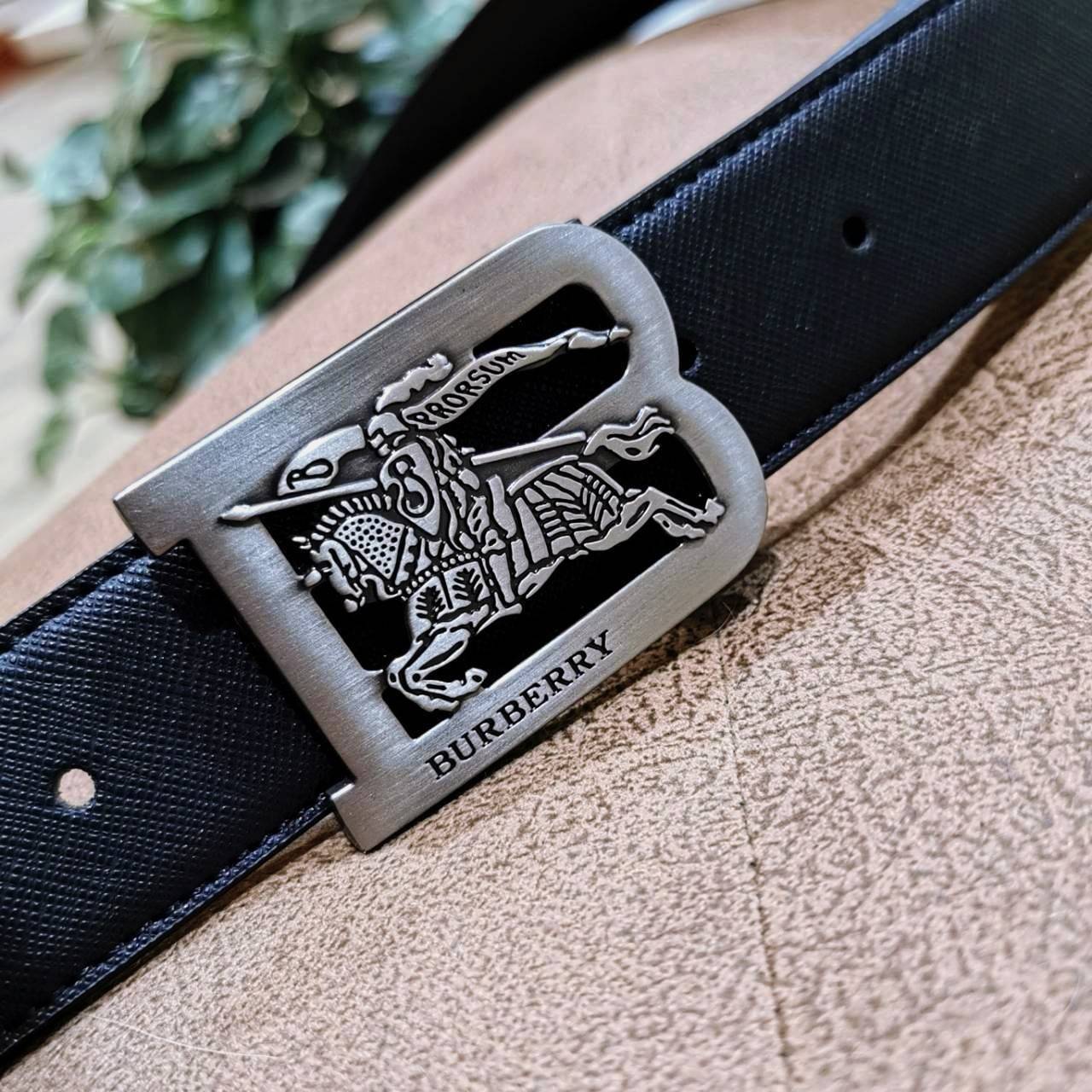 Burberry Leather Belt VIP Gift With Purchase (GWP) เข็มขัดหนังแท้ดีไซน์สวยหรูคลาสสิคพรีเมี่ยมกิ๊ฟ Limited Edition จาก Burberry DutyFree Counter โดดเด่นที่หัวเข็มขัดโลโก้แบรนด์พร้อมสายเข็มขัดหนังแท้ Saffiano สีดำสุดคลาสสิคเอ้าได้กับทุกชุดไม่มีเอ้าท์ ใน Ori