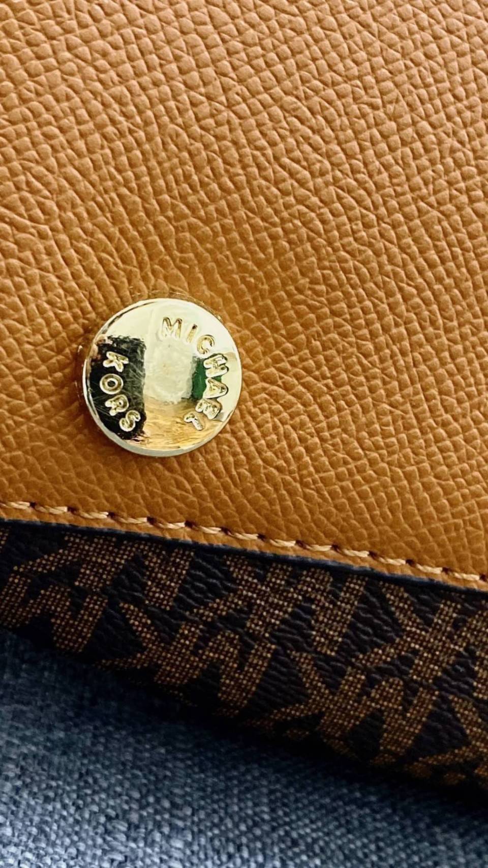 MICHAEL KORS TOTE BAG กระเป๋าสะพายไหล่ทรง Tote ใบใหญ่กำลังดีหนัง Saffiano สวยหรูอยู่ทรง ด้านหน้าประดับโลโก้สีทองสวย พร้อมอะไหล่ห้อยแบรนด์ ภายในมี 2 ช่องหลัก 1 ช่องซิปกลาง และช่องเล็ก ใส่ของจุกจิก และสายห้อยกุญแจ กว้างและจุ ใส่ ipad เอกสาร A4 กระเป๋าสตางค์