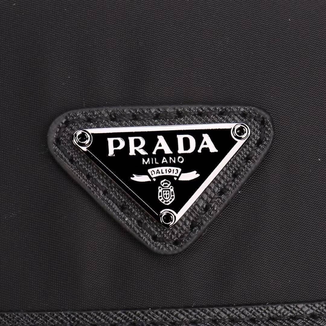 VIP Prada crossbody nylon bag PRADA Re-Nylon and Saffiano leather smartphone case เป็นรุ่นที่ถามหากันเยอะมากๆ งานสวยมาก ทำจากผ้าnylonพิเศษ กันน้ำได้ระดับนึงเลยค่ะ สลับหนังแท้ ใช้ได้ทั้งชาย-หญิง จะ Cross body คาดเอว หรือคล้องกับหูกางเกงชิคๆ ก็เท่มากเลยค่าา