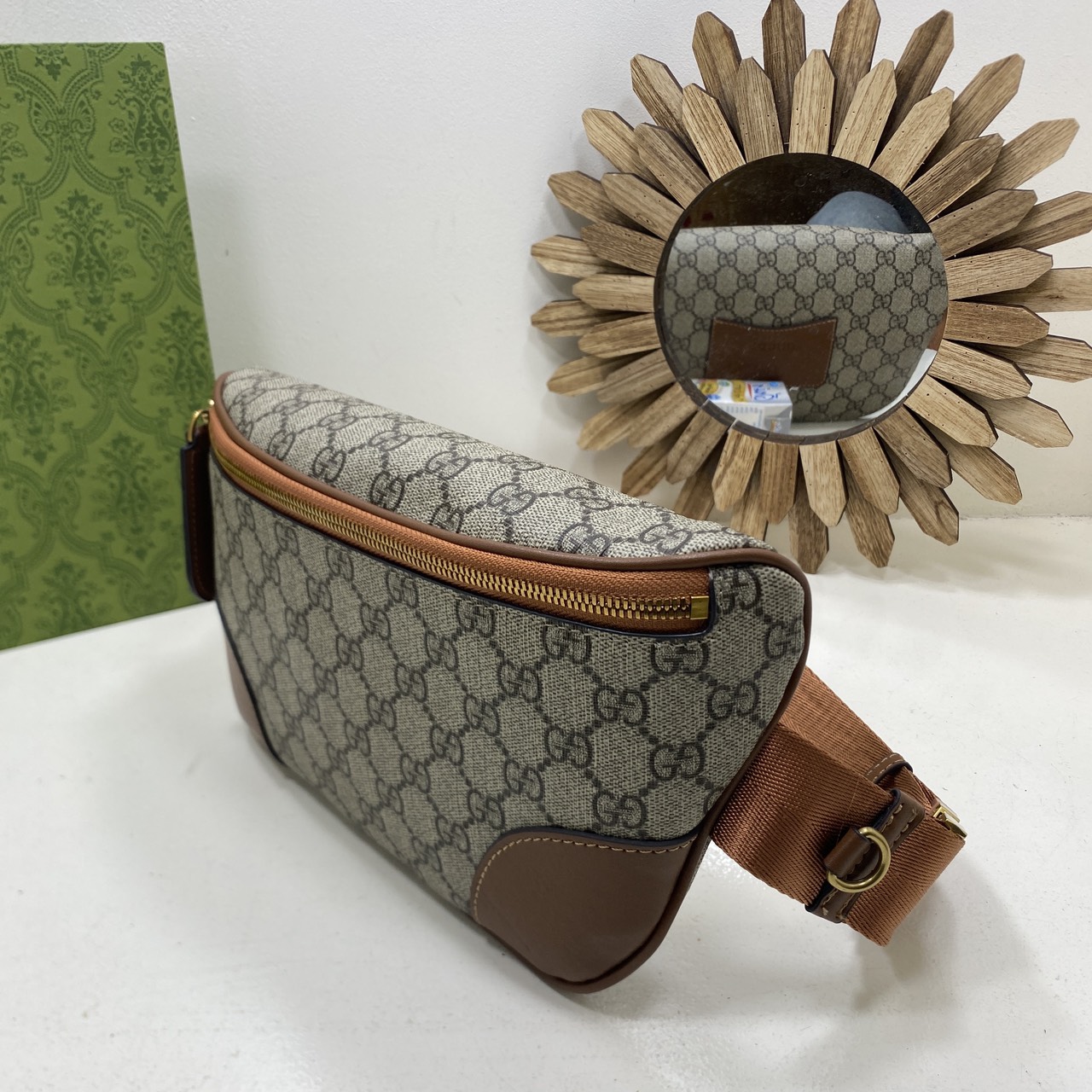 ORI หนังแท้ | GUCCI GG Emblem small belt bag กระเป๋าคาดอก/คาดเอวปรับโฉมใหม่ สวยสง่างาม สปอร์ตและเท่กว่าเดิม แต่ยังคงความคลาสสิค