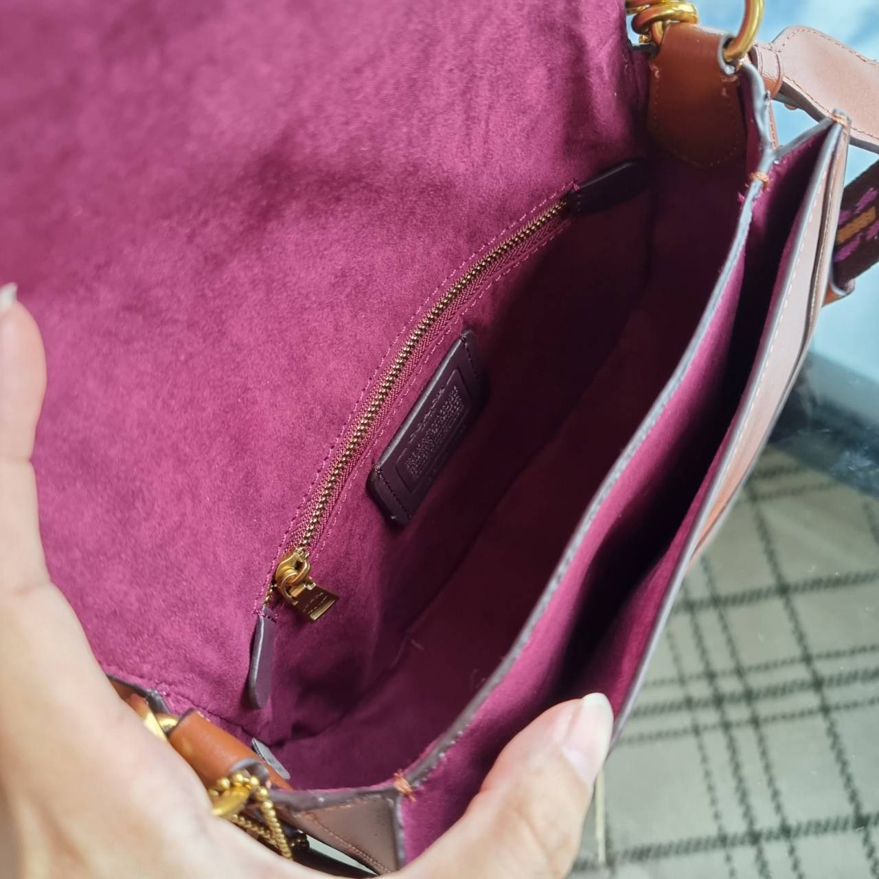 COACH C0749 BEAT SADDLE BAG คอลเลคชั่นใหม่ ดีไซน์หรูหรา พิเศษมากๆมาพร้อมสายสะพาย 2 เส้น ใช้คู่กันหรือแยกสะพายก็สวยครบสูตร กระเป๋าสะพายทรง saddle คลาสสิค เปิด-ปิดด้วยกระดุมแน่นหนา ภายในเป็นช่องโล่ง ใส่ของได้ครบครัน สาวๆใช้เป็น everyday bag ได้เลย เห็นสีน้ำ