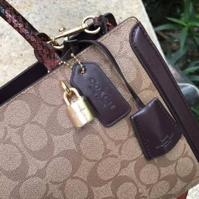 COACH ZOE CARRYALL IN SIGNATURE CANVAS เดอะเบสท์แห่งปี ต้องยกให้พี่คนสวยใบนี้เลย!! รุ่นที่สาวๆตามหา หายากอีกหนึ่ง กระเป๋าถือ/สะพายทรงสวย คลาสสิค ใบใหญ่จุคุ้ม มีดีเทลน่ารักๆที่แม่กุญแจ สามารถล็อคหัวซิปได้ กุญแจซ่อนในพวงหนังห้อยก็น่ารักไปอีก ภายในโล่งกว้าง 