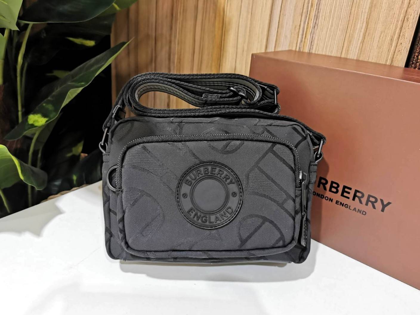 BURBERRY FRAGRANCES MONOGRAM CROSSBODY BAG VIP GIFT WITH PURCHASE (GWP) พรีเมี่ยมกิ๊ฟ Limited จากน้ำหอม BURBERRY 100% POLYAMIDE (Nylon & Canvas) ลาย Monogram น้ำหนักเบา มีโลโก้ด้านหน้าเปิดปิดด้วยซิปหัวซิปแบรนด์ ด้านหน้ามีช่องซิป ด้านหลังมีช่องใส่ของ ภายใน