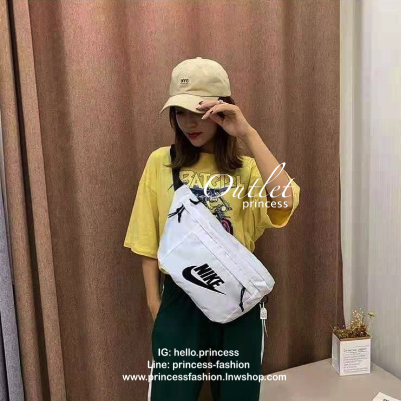 Nike Tech hip pack กระเป๋าคาดเอว Nike Tech รุ่นใหม่ชนช้อป!! ให้คุณหยิบใช้อุปกรณ์กีฬาและพกพาได้อย่างง่ายดาย พร้อมโดดเด่นด้วยกระเป๋าซิป 2 จุดสำหรับเก็บสิ่งของ และสายกระเป๋าแบบปรับได้เพื่อให้แนบกับลำตัว ใช้งานได้คล้องตัว ใส่ของได้จุสมใจเลยคร้า