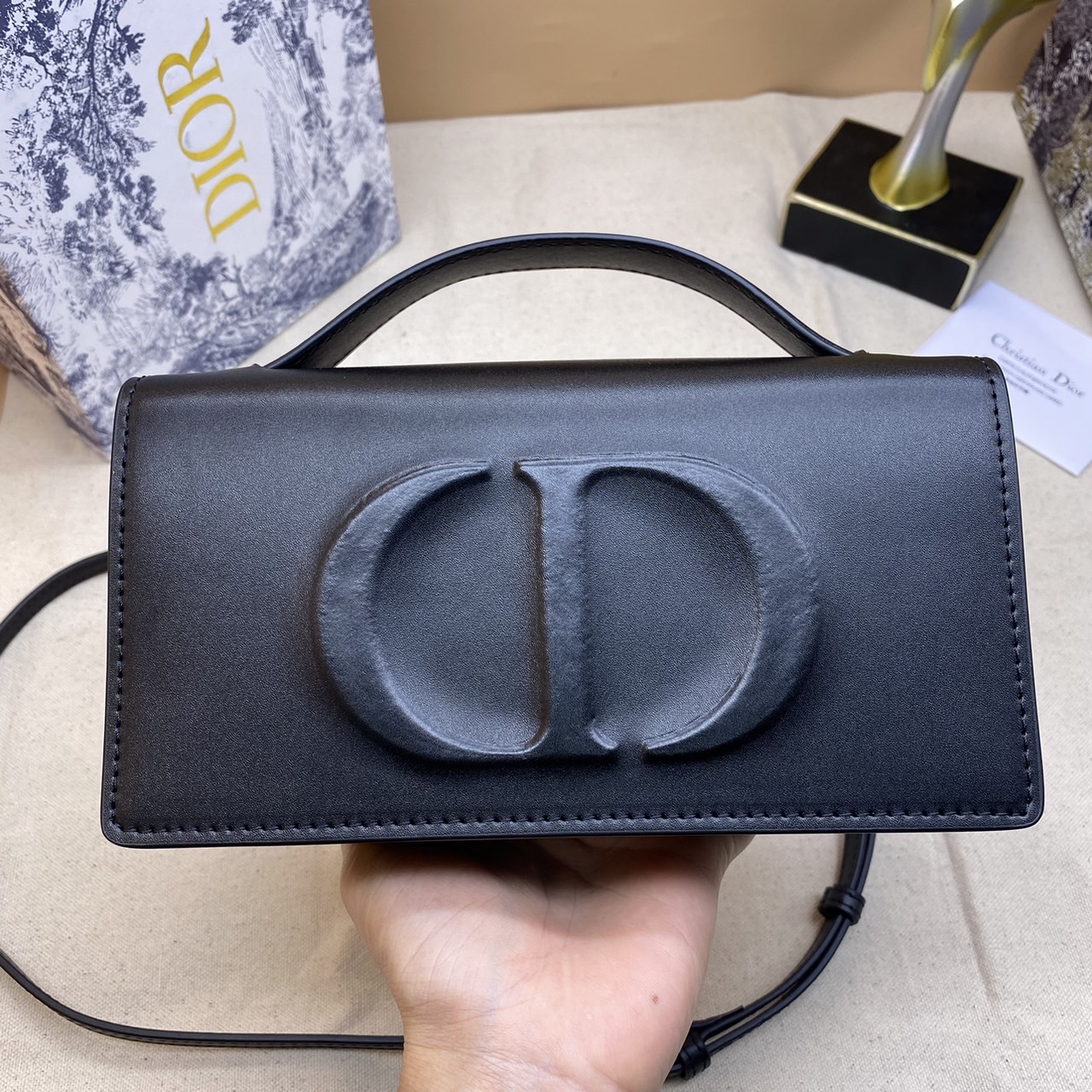 CD SIGNATURE MINI BAG Black Calfskin with Embossed / DIOR Clutch Bag พร้อมส่ง กระเป๋าสะพายทรงคลัท New for Winter 2023 คอลผู้ดี สวยหรู โดดเด่น ราคาสุดคุ้มพร้อมอุปกรณ์ครบ ไม่อยากให้พลาดน้า
