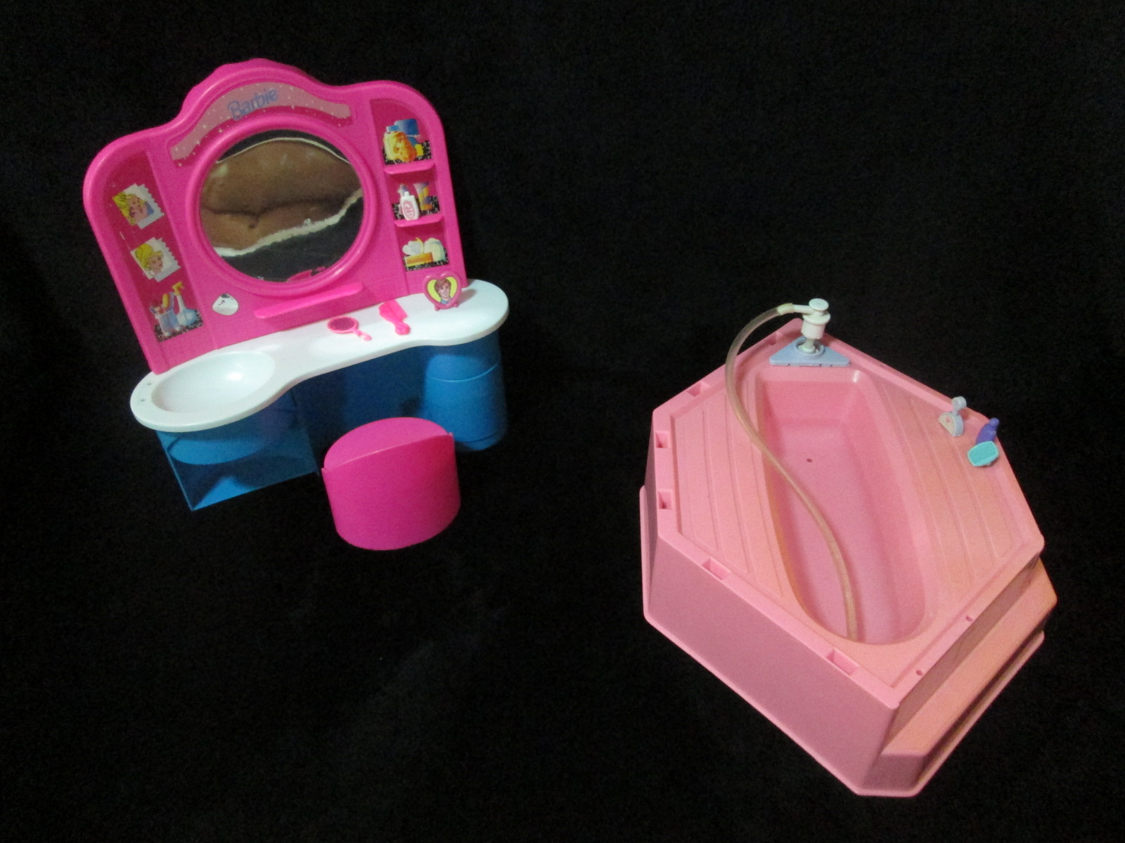 Barbie Dressing Table with Spa Bathtub_เฟอร์นิเจอร์บาร์บี้แท้มือสองสภาพดี