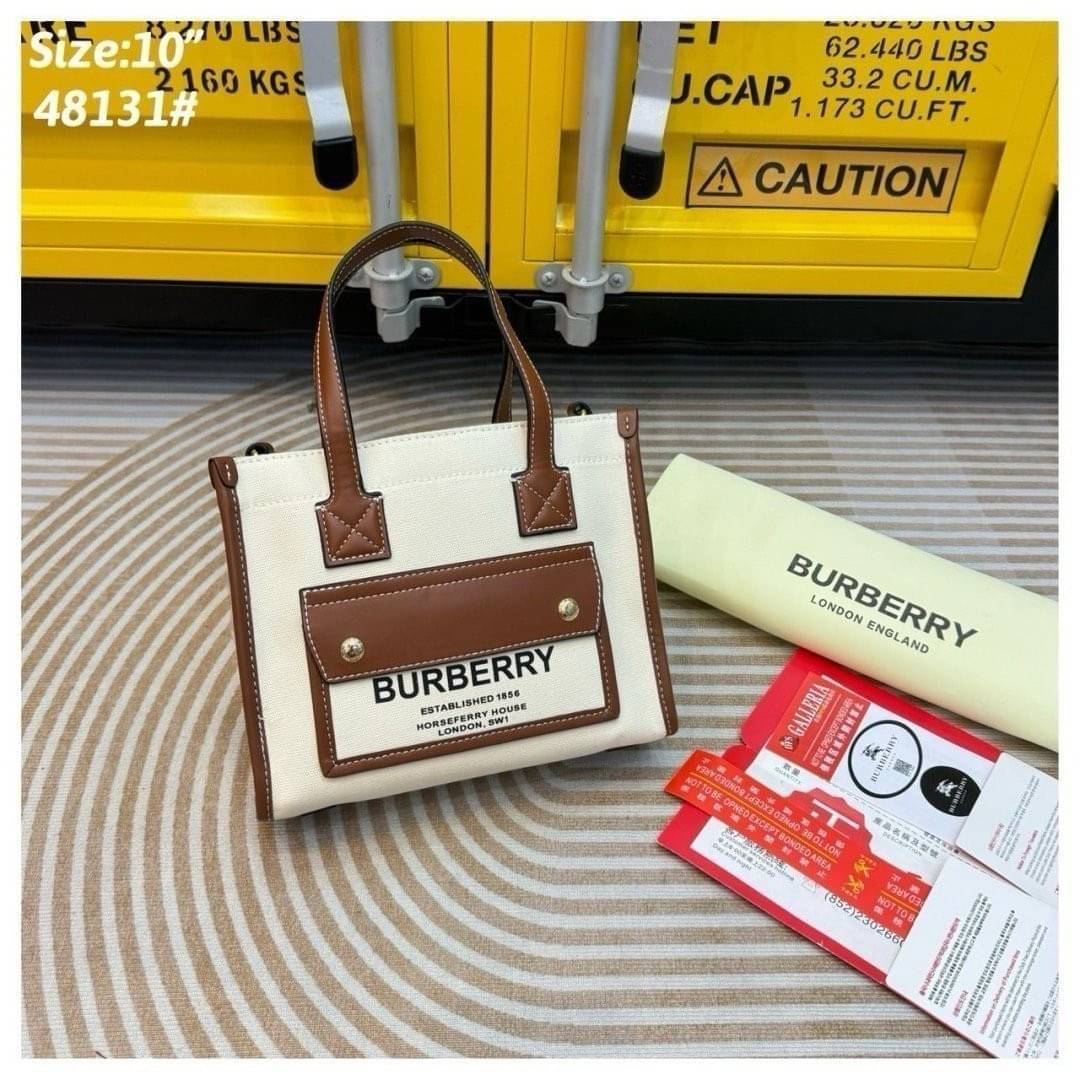 Burberry Freya Canvas Tote Bag Small กระเป๋าสะพายทรงโท้ทใบเล็กกะทัดรัดใช้งานง่าย ดีไซน์ทรงเหลี่ยมสวยอยู่ทรง ด้านหน้ามีช่องใส่ของ ภายในโล่งกว้างจุ หูจับหนังถนัดมือ