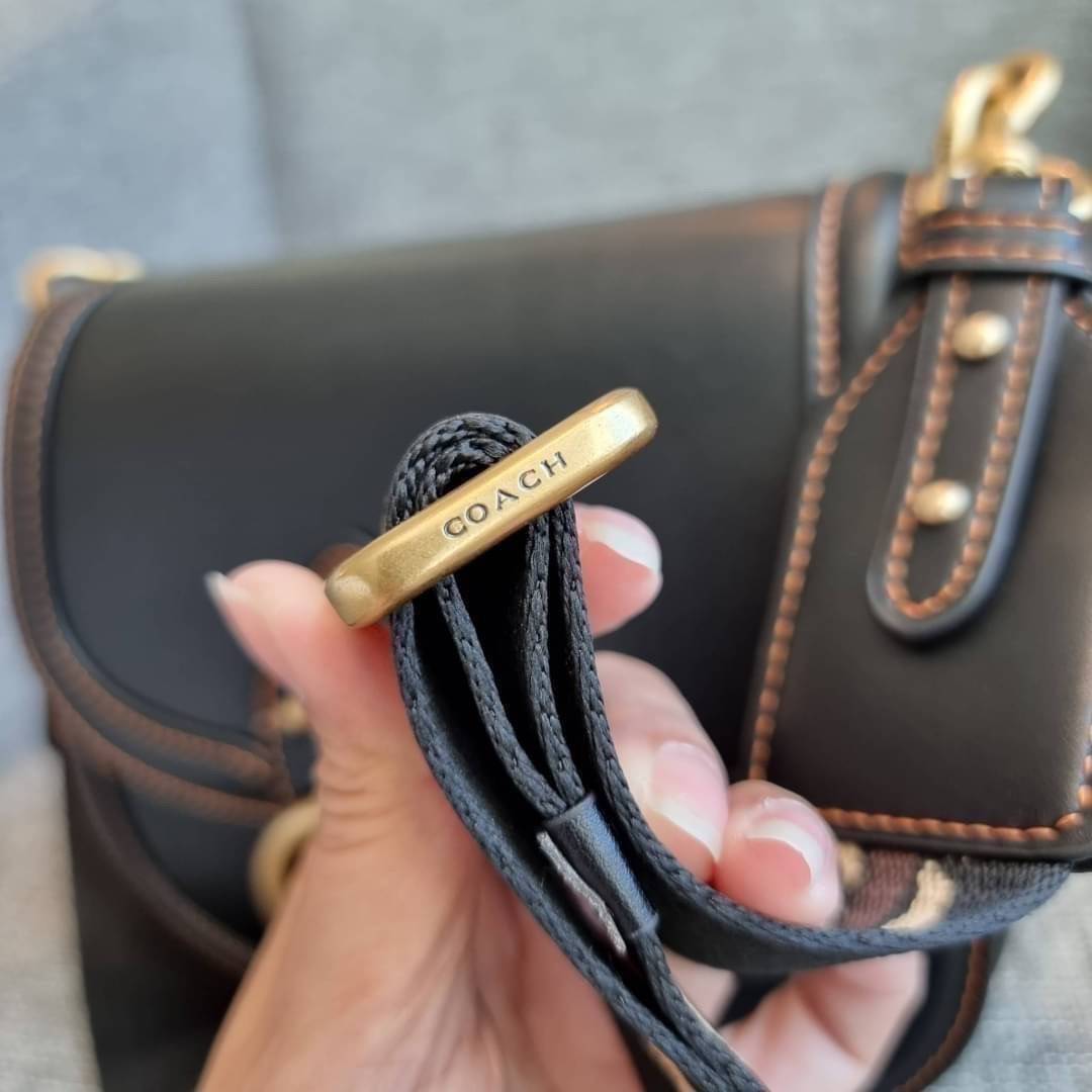 COACH C0749 BEAT SADDLE BAG The best item! ที่สาวๆรอคอย! ฮอตไฟลุก! สีหายาก ละมุนคุณหนู คอลเลคชั่นใหม่ ดีไซน์หรูหรา พิเศษมากๆมาพร้อมสายสะพาย 2 เส้น ใช้คู่กันหรือแยกสะพายก็สวยครบสูตร กระเป๋าสะพายทรง saddle คลาสสิค วัสดุหนัง glove-tanned ทนทาน เปิด-ปิดด้วยกร