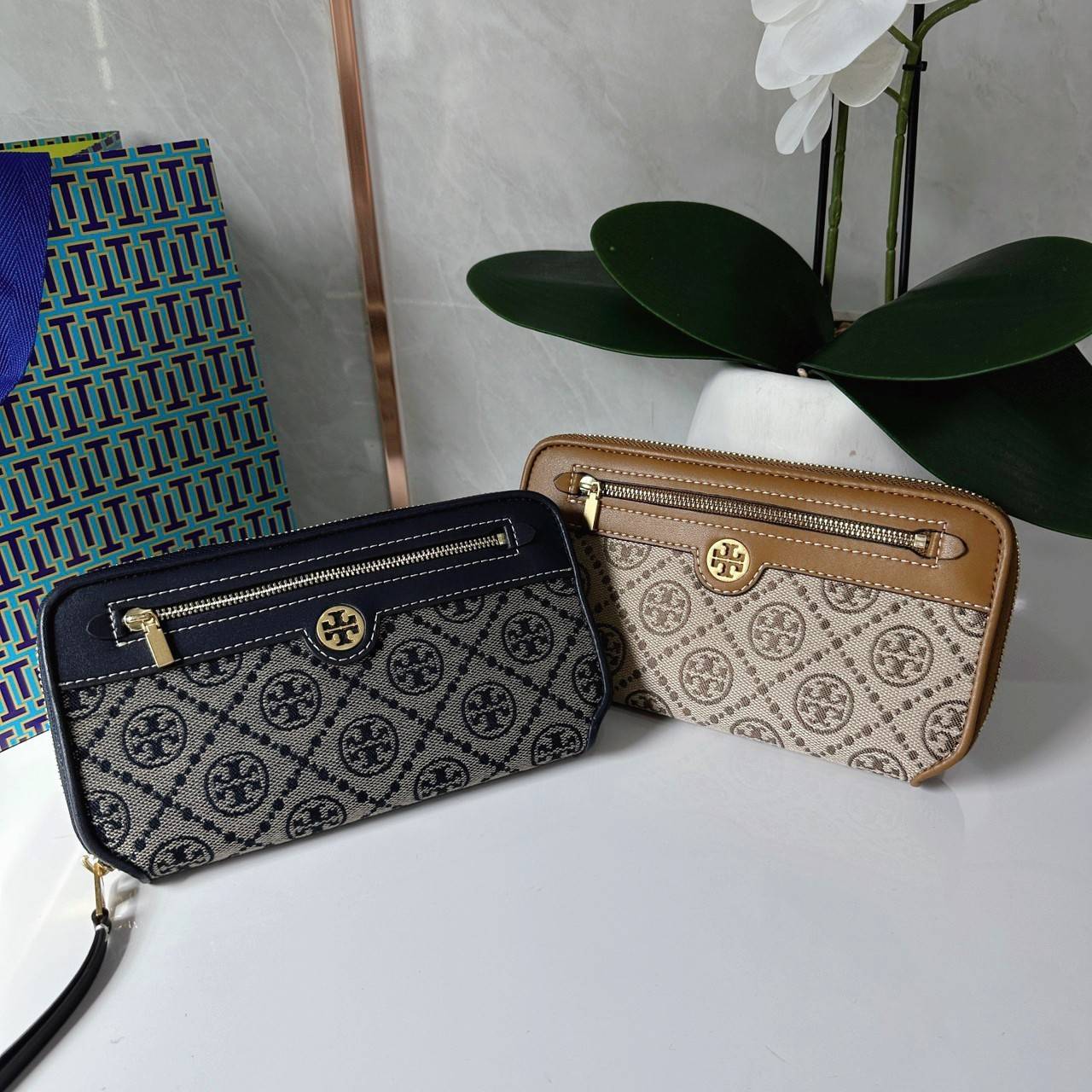 TORY BURCH T MONOGRAM JACQUARD ZIP CONTINENTAL WALLET 79383 กระเป๋าสตางค์ผ้าแคนวาสลายโมโนแกรมตัว T