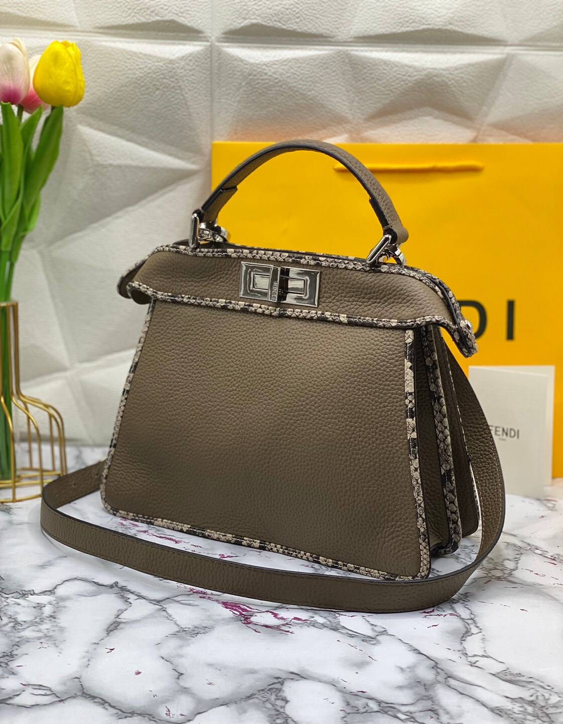 FENDI Capsule Collection Size 27cm กระเป๋าถือหรือสะพายข้างได้ หนังสวยมาก รูปแบบให้กลิ่นอายของความคลาสสิก หรูหรา มีคลาส การออกแบบที่โชว์ทั้งเอกลักษณ์ของแบรนด์และความมีสไตล์ ใช้งานง่าย จะถือหรือสะพายก็คล่องตัวทุกรูปแบบเลยค่ะ ใบจริงสวยมาก ไม่ควรพลาดด้วยประกา