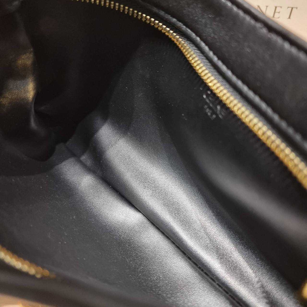 Celine wiltern bag กระเป๋าทรงพอชแบบตัวแม่ สวยมาก สวยแซ่บ ขนาดกำลังดี ใส่ของใส่มือถือได้ทุกรุ่น รูปทรงย้อนยุค สไตล์วินเทจลัคชู มีสายสะพายให้ถึง 2 แบบ สายหนังและสายโซ่ ดูแพงสุดๆ สลับใช้ได้