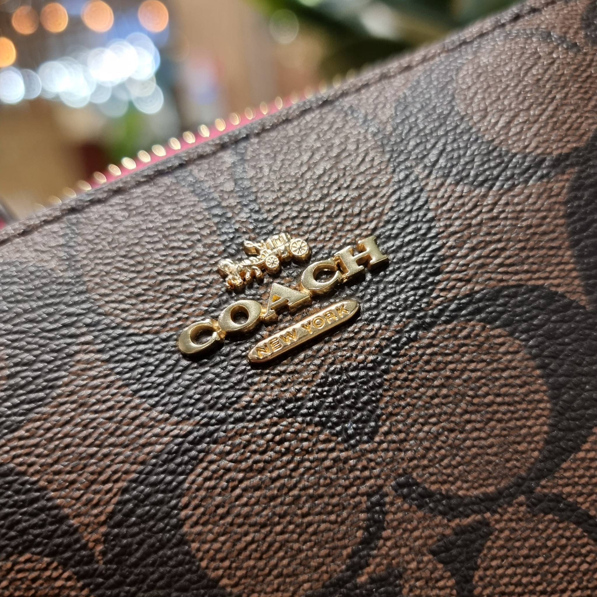 COACH C1653 ZIP TOP CROSSBODY SIGNATURE CANVAS คอลเลคชั่นใหม่ ปังและสวยไปอีกหนึ่ง สาวๆตามหาต้องไอเท็มนี้ กระเป๋าสะพายข้าง ใช้งานง่าย สายสะพายในตัว ปรับได้สบายๆ ดีไชน์รูปทรงออกมาคลาสสิค น่าใช้ วัสดุหนังแคนวาส เปิด-ปิดด้วยซิป ภายในเป็นช่องโล่ง มีช่องใส่บัตร