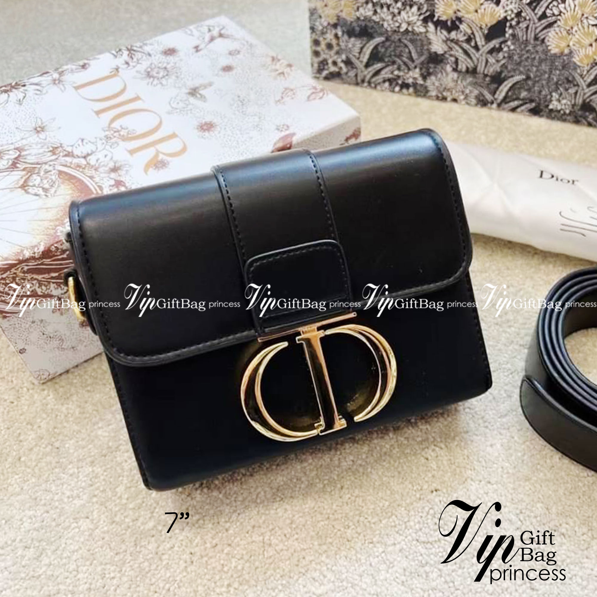 Dior 30 Montaigne Box Bag 7" / DIOR MINI BAG กระเป๋าสะพายดิออร์ เอกลักษณ์ของความหรู ไซส์มินิทรงสี่เหลี่ยมหนังเรียบสวยหรูอยู่ทรงเปิดปิดด้วยฝาปิดโลโก้แบรนด์อะไหล่ทอง ภายในโล่งมีโลโก้สามารถใส่มือถือของใช้จุกจิกได้ สายสะพายหนังยาวถอดได้ปรับระดับได้ สามาร