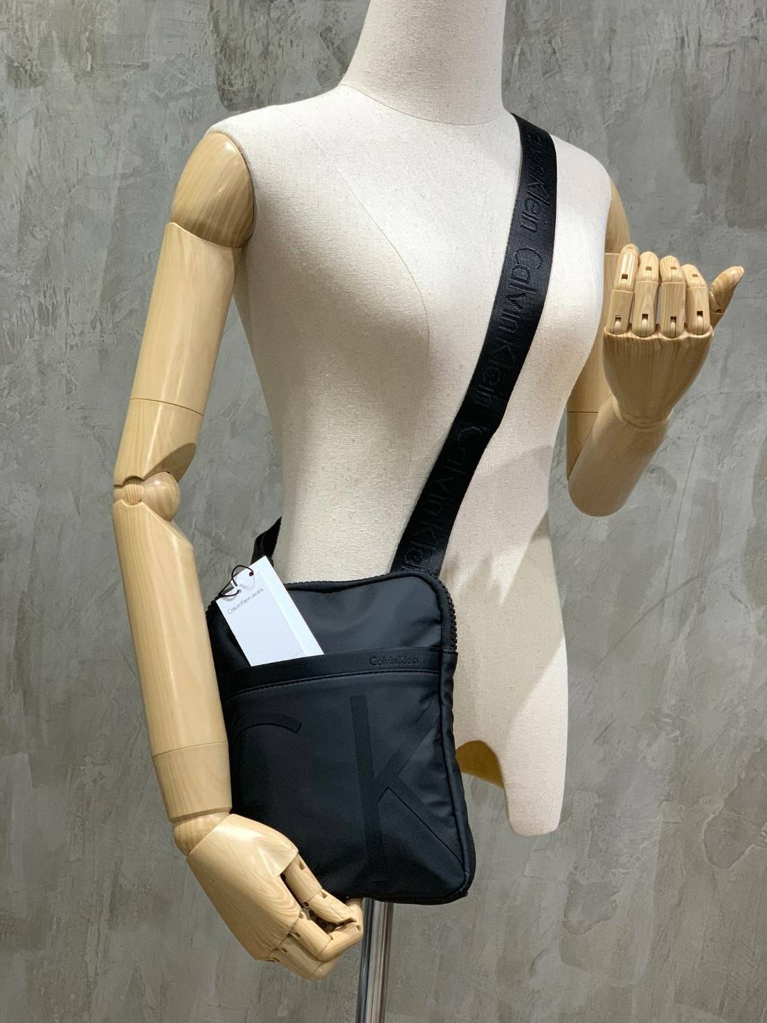 Cavin Klein Crossbody Bag กระเป๋าสะพายข้าง วัสดุหนังโพลีเอสเตอร์ น้ำหนักเบา สายสะพายปั้กโลโก้ ปรับความยาวได้ฟรีไซส์ ด้านหน้ามี1ช่องซิปใส่ของได้ หัวซิปปั้มโลโก้ทุกจุด เปิดปิดด้วยซิปเดียวด้านบน ด้านหน้ามีโลโก้เป็นอักษรย่อสวยงาม ขนาดกระเป๋าใส่มินิไอแพคกระเป๋