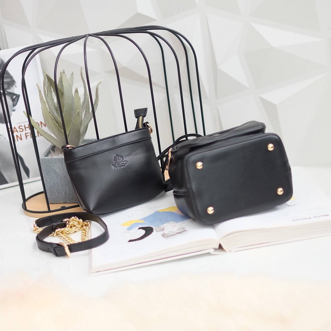 รุ่นใหม่ล่าสุด สวยมากๆค่า รุ่น New KEEP Minny bucket bag ทรงเก๋ สวย น่ารัก ขนาดตอบทุกโจทย์การใช้งาน เห็นแล้ว *หลงรักเลยคะ *ใบนี้ซื้อ1ได้ถึง2 มีกระเป๋าใส่ของใบเล็กด้านในให้อีก 1 ใบนะคะ 🌲ตัวกระเป๋าขนาดกำลังดีหนังเนื้อดีนิ่มมากๆคะ ดูแลรักษาง่าย ด้านใ