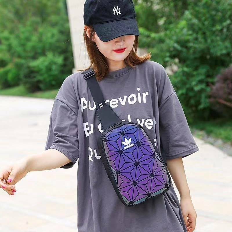 Adidas Originals 3D Mini Airline Waist Bag กระเป๋าสะพายสไตล์สปอร์ตทรงคาดอกรุ่นใหม่ดีไซน์สุดฮิตสไตล์ ISSEY MIYAKE เปิดปิดด้วยซิปคู่ปั้มโลโก้แบรนด์ ภายในสกรีนโลโก้ ช่องกว้างมีช่องใส่มินิไอแพค ใส่กระเป๋าสตางค์ยาวได้ ผลิตจากวัสดุที่โปร่ง ป้องกันการอับชื้นได้ด