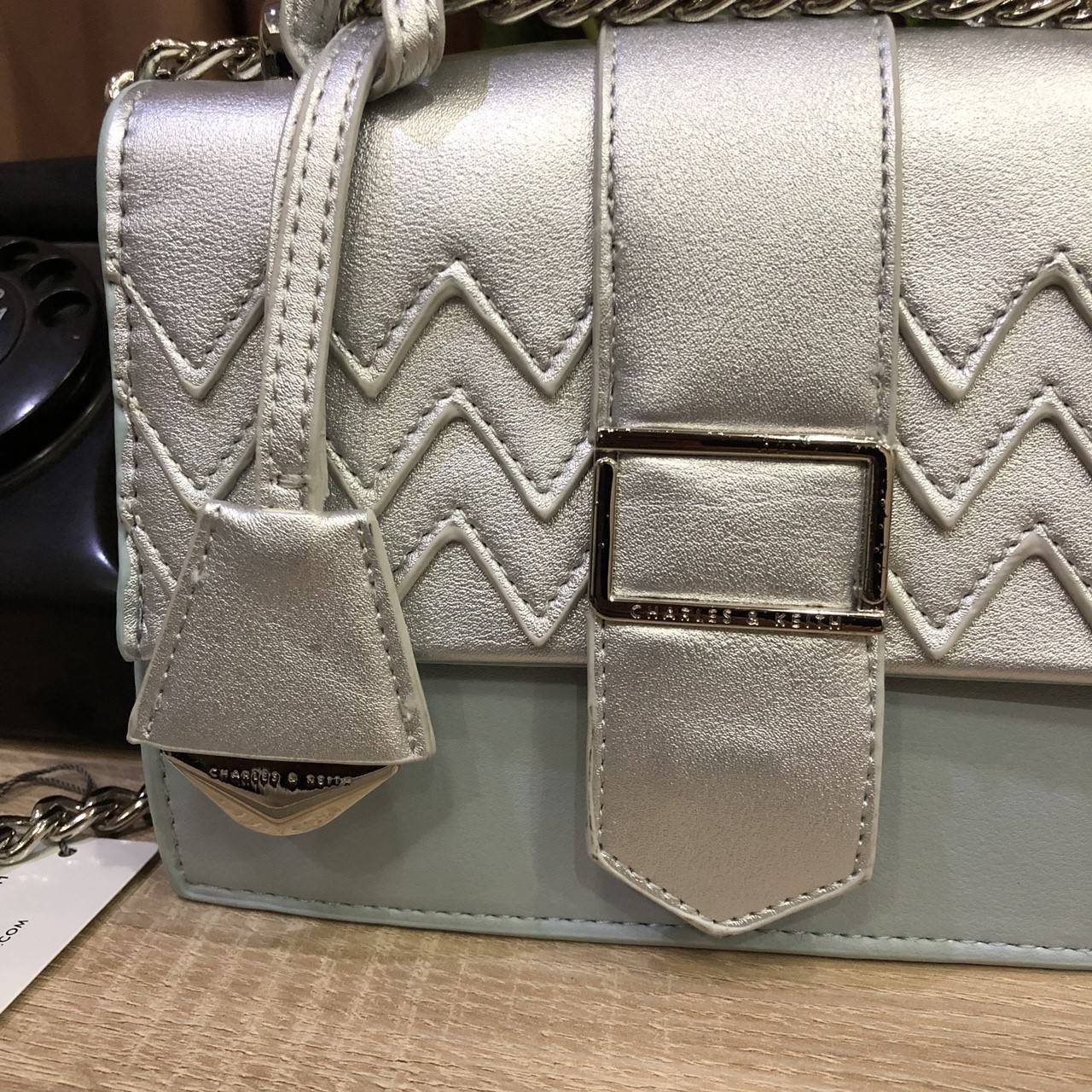 Charles&kieth chevron detail textured slingbag 2017 กระเป๋าหนัง PU ขนาดมินิหนังเนื้อเรียบ ดีไซน์เก๋ ด้านหน้ามีแทคห้อยแบรนด์ เย็บซิกแซกเก๋ มาด้วยสี 2 tone มีตัวล็อคหน้าแบบเข็มขัด ปั๊มแบรนด์บนโลหะ สายสะพายโซ่คั่นหนังรองบ่า ภายในมี 2 ช่อง มีช่องซิปเล็ก เปิดป