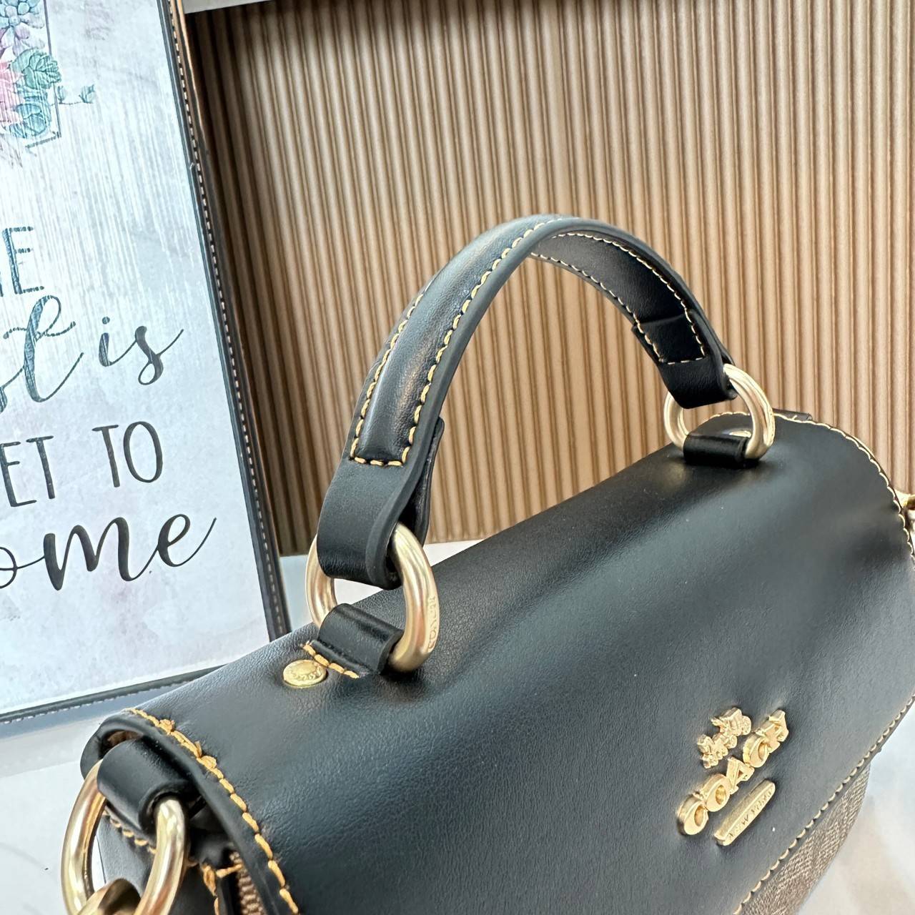 Coach Mini Josie Top Handle Crossbody In Blocked Signature Canvas (cc340) ใหม่ล่าสุด กระเป๋าสะพายหรือถือใบเล็กกระทัดรัด วัสดุหนังตัดขอบหนังแท้ ภายในช่องโล่งกว้างสามารถใส่โทรศัพท์ iPhonePro max ได้ มีช่องใส่บัตรเครดิต 2 ช่อง เปิดปิดด้วนกระดุมแป๊ก ซับในผ้า 