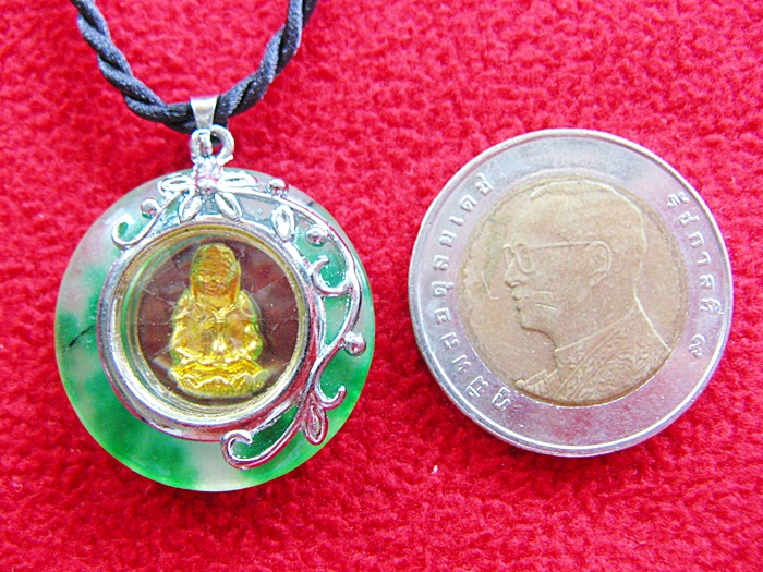 สินค้าหมดค่ะ สร้อยคอจี้หยกเจ้าแม่กวนอิมองค์สีทองปางถือขวดน้ำทิพย์แบบ1ค่ะ