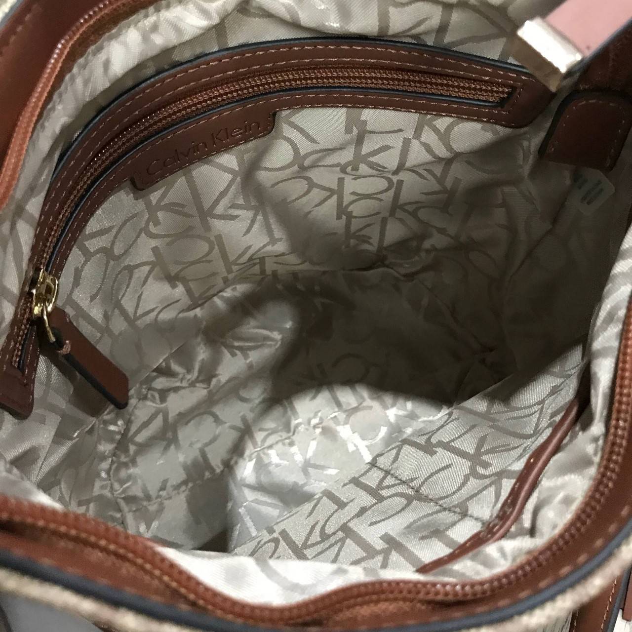 Calvin Klein CrossBody Bag Y2019 Newvin! กระเป๋าสะพายหนังสวยอยู่ทรง ลาย Signature แบรนด์รอบใบ ทรงถัง เปิดปิดด้วยซิป ด้านหน้าประดับโลโก้แบรนด์ อะไหล่ทอง ขนาดกำลังดี น้ำหนักเบา ภายในกว้าง ซับในพิมพ์แบรนด์ ใส่ wallet ยาวได้ พร้อมสายยาว ปรับได้ Crossbodyได้ค่