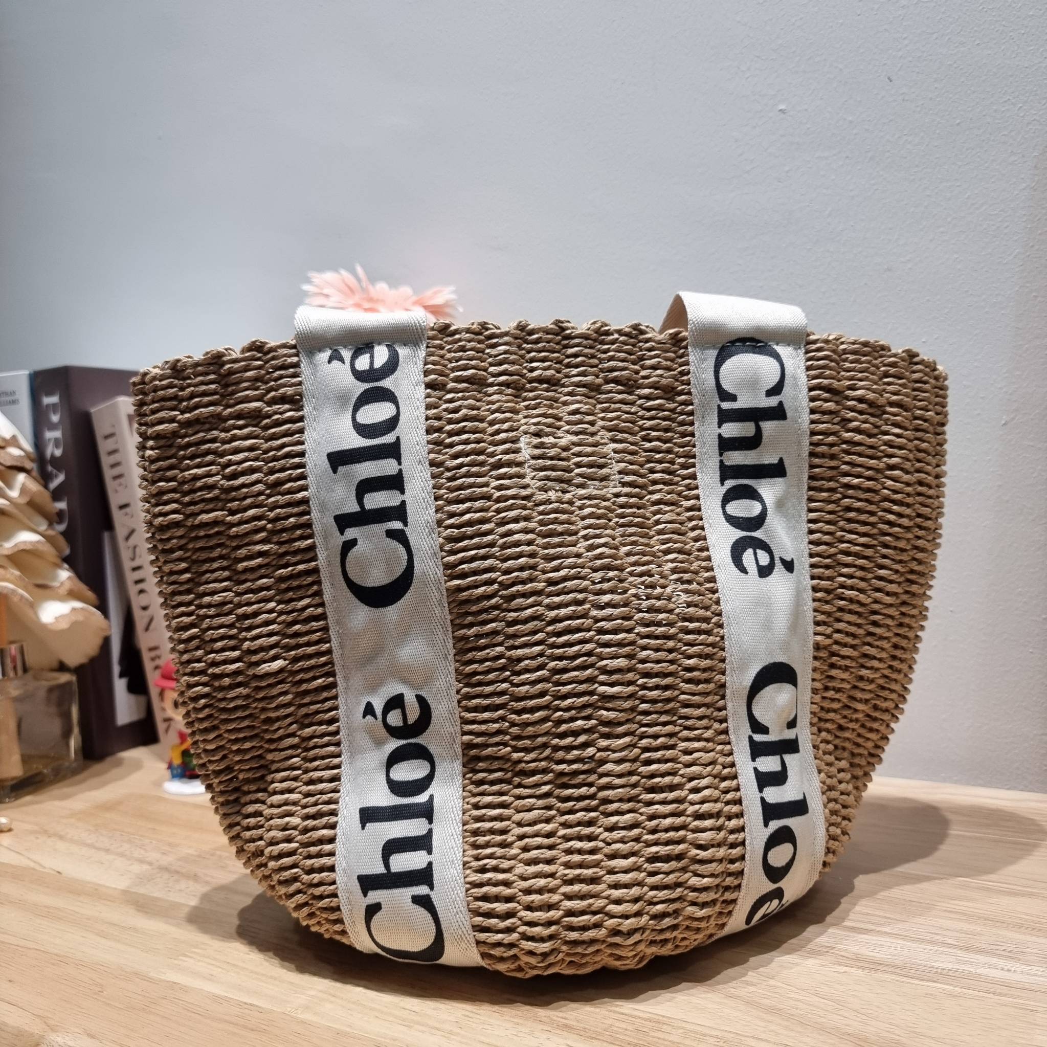 CHLOE LARGE WOODY BASKET กระเป๋าสะพายสานทรงตะกร้า ยอดฮิตติดลมของแบรนด์ ด้วยวัสดุสังเคราห์จากธรรมชาติ สานทอเต็มใบออกมาเป็นลวดลายสวยงาม
