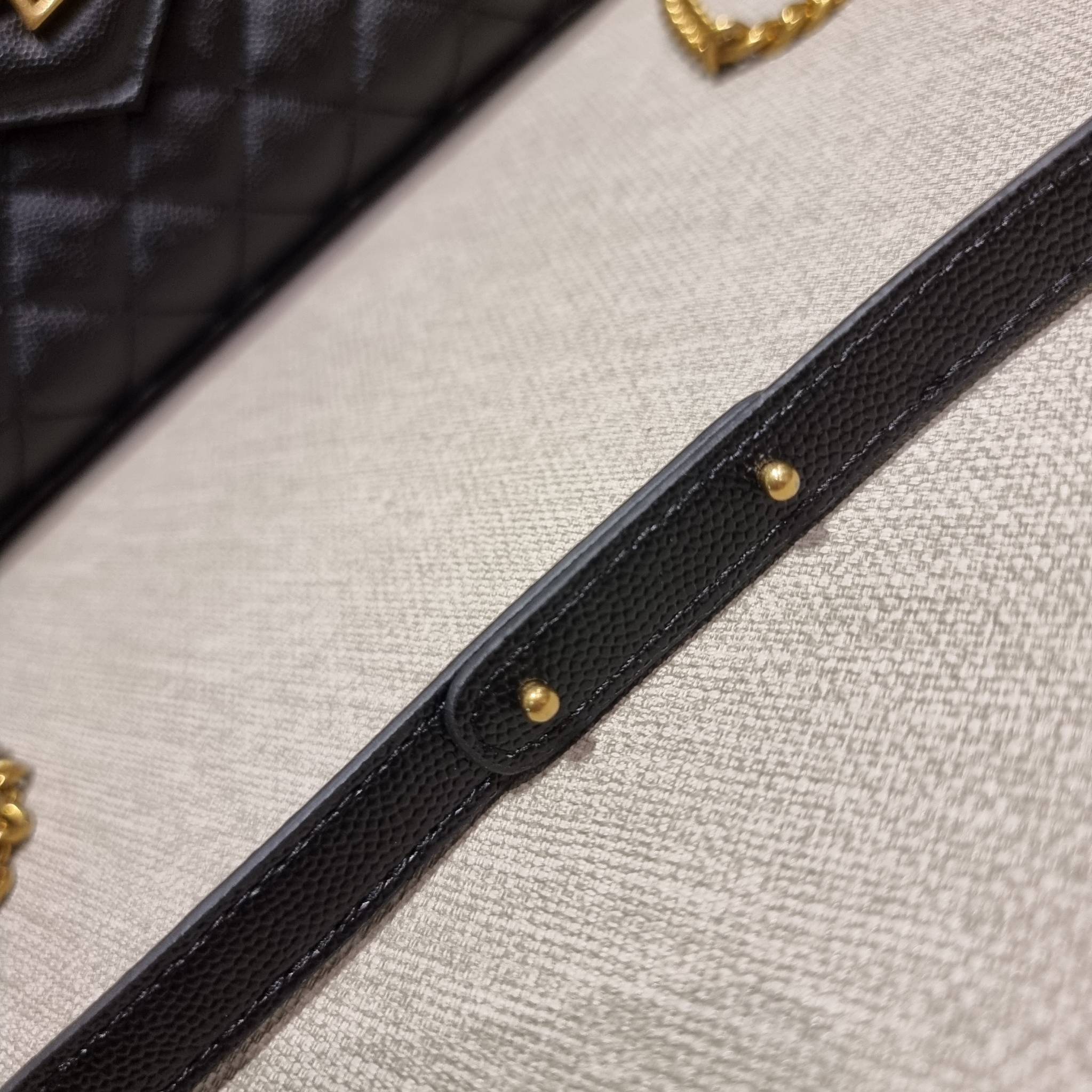 Yves Saint laurent envelope quilted with chain / YSL WOC กระเป๋าสะพายทรง woc สุดฮอต ในดีไซน์ใหม่ ดีเทลเย็บสวยคม โดดเด่นกว่าใครแน่นอน วัสดุหนัง pepble ทนทาน ใช้งานง่ายเพียงแค่เปิด-ปิดด้วยกระดุมแม่เหล็ก ภายในแบ่งสัดส่วนได้ดี มีช่องใส่บัตร มีช่องซิป ใส่มือได