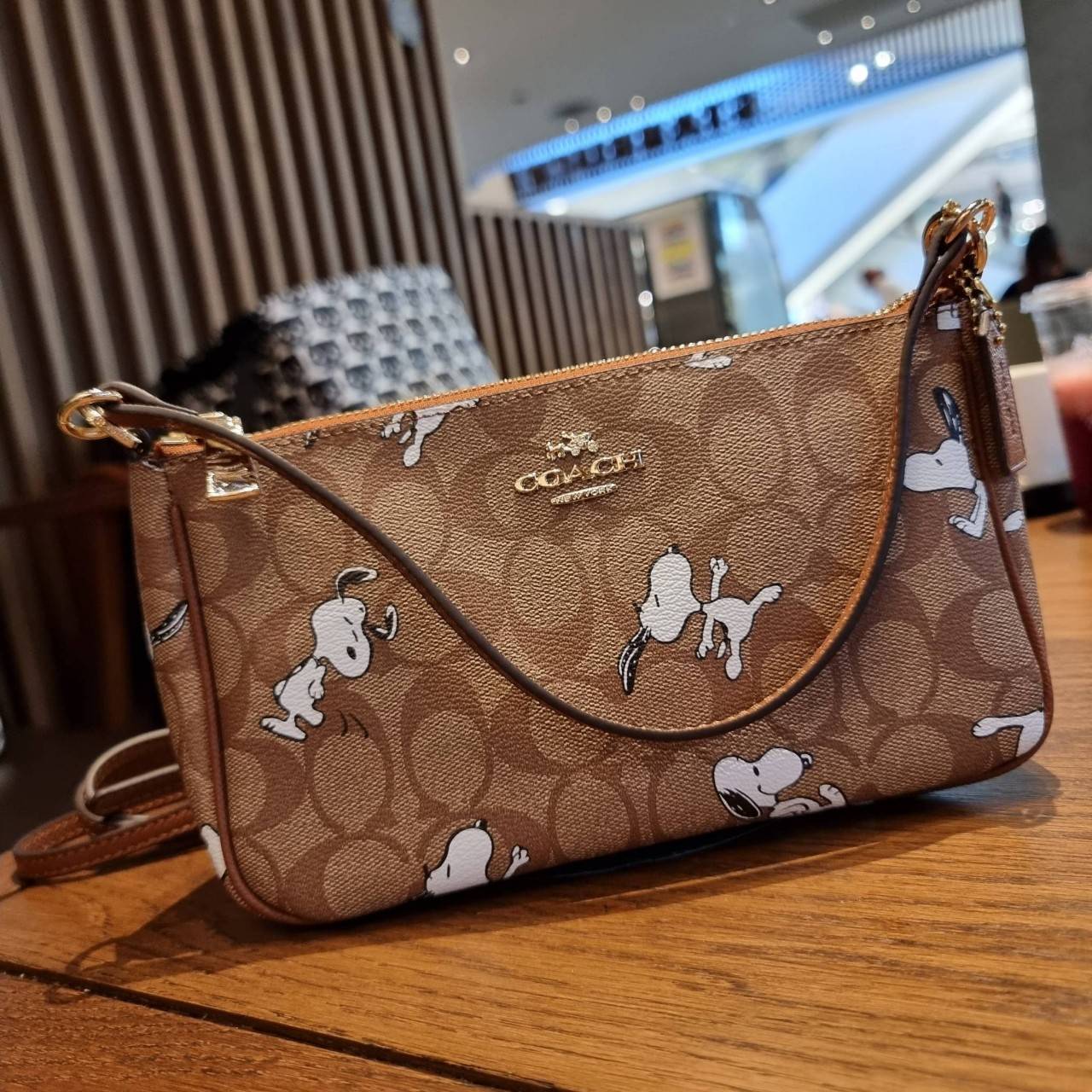 COACH F36674 TOP HANDLE POUCH IN SIGNATURE WITH SNOOPY PRINT คอลเลคชั่นใหม่ ในสไตล์พอช มาให้ช้อปก่อนใครในไทยจ้า น่ารักน่าใช้ไปอีกกับกระเป๋าสะพายทรงฮิตตลอดกาล ด้วยดีไซน์ที่ออกมาให้ใช้งานได้ง่าย ขนาดกำลังเหมาะ วัสดุแคนวาสทนทาน ดีไปหมดขนาดนี้!! คุณลูกค้าถึงส