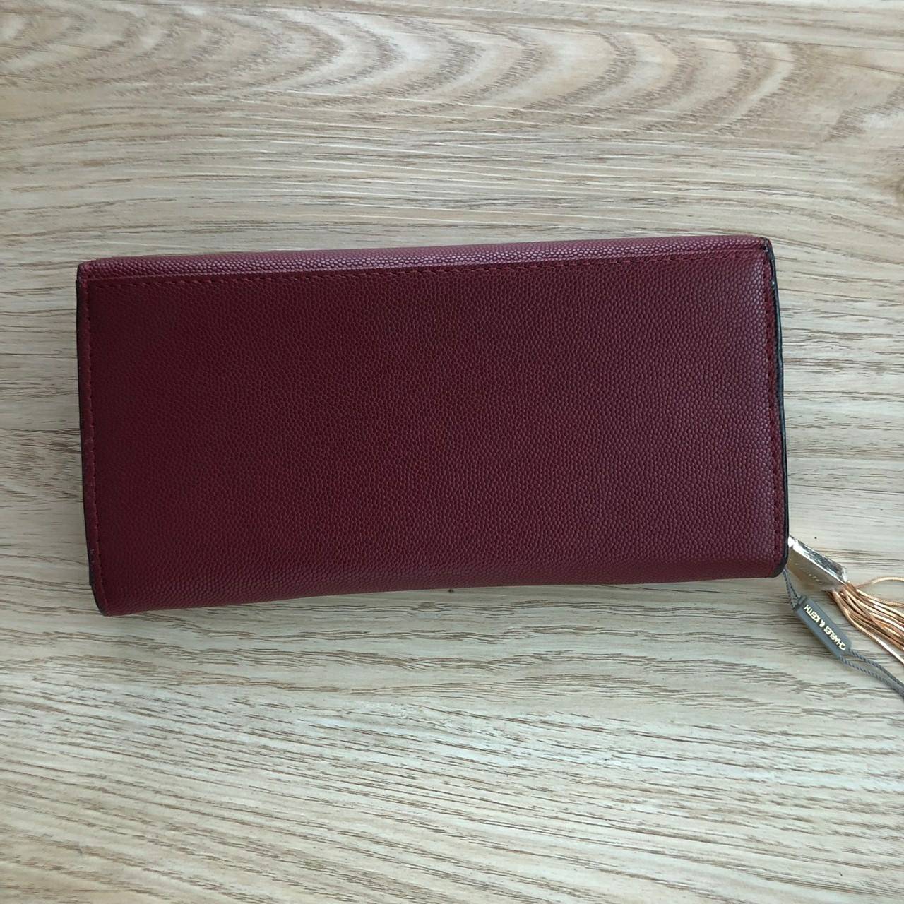 Charles & Keith Basic Long Wallet กระเป๋าสตางค์ใบยาว ตกแต่งด้วยพู่ เปิด – ปิดกระเป๋าด้วยเเม่เหล็กแบบซ่อน ภายในมีช่องใส่บัตร ช่องซิปใส่เหรียญ และช่องใส่ธนบัตร ใส่ iPhone Plus ได้ค่ะ ด้านหลังมีช่อง 1 ช่อง