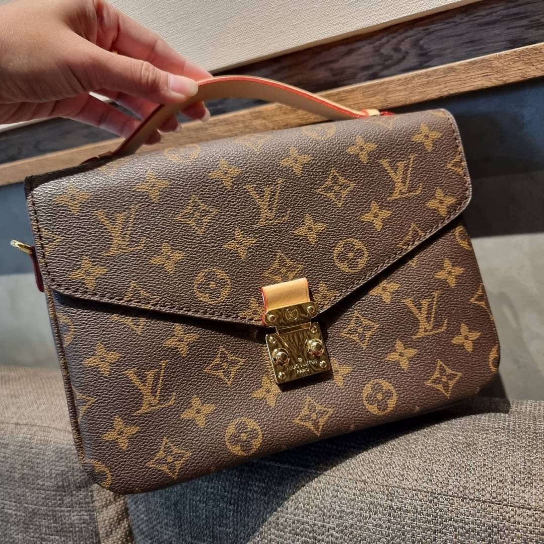 ยกระดับให้ตัวเอง กับไอเท็มสุดเลิศ ที่สาวๆตามหา LV pochette metis กระเป๋าถือ/สะพายทรงสวย คลาสสิค ดีไซน์เรียบง่าย แต่แฝงความหรู วัสดุหนังแคนวาสคุณภาพดี เปิดปิดด้วยตัวบีบล็อค ด้านหลังมีช่องซิปแยก ภายในซับสวยงามมาก ดูแพงที่สุด แบ่งสัดส่วนดูเหมาะ น่าใช้จริงๆ ส