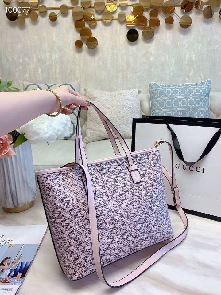 TORY BURCH TOTE BAG กระเป๋าสะพายไหล่ทรงชอปปิ้ง รุ่นขายดีอันดับ1 ของแบรนด์นี้นะคะ ทรงคลาสสิค ฮิตตลอดกาล ทรงสวยขนาดกำลังดี ตัวกระเป๋า วัสดุหนัง Pu ด้านหน้าติดโลโก้แบรนด์ /ประดับด้วยพวงกุญแจหนัง ตัดแถบแนวเส้นตรงวัสดุผ้าแคนวาส เปิดปิดด้วยซิปรูด ภายในช่องหลัก 