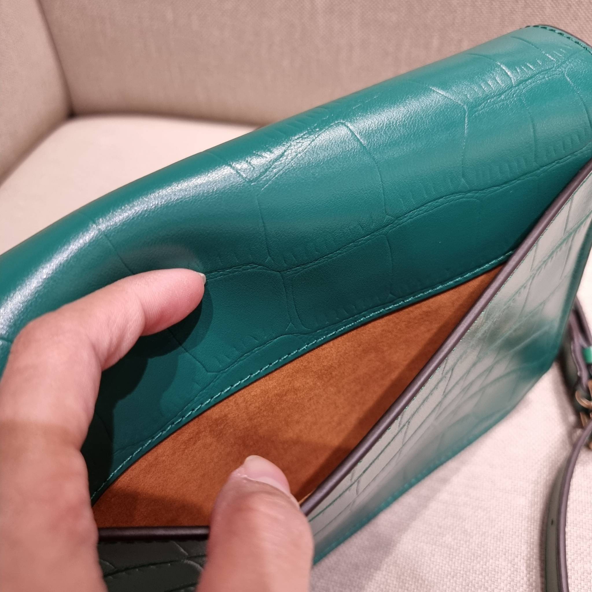 COACH C5631 BRYNN FLAP CROSSBODY แซ่บที่สุด ใหม่ที่สุด!! คอลเลคชั่นใหม่!! มองยังไงก็หลงรักละสายตาไม่ไหว กระเป๋าสะพายข้างลุคไฮน์ ที่ดีไซน์ออกมาได้ปัง และดูแพงมากๆ ด้วยดีเทลคลาสสิค รูปทรงใช้งานง่าย เรียบๆแต่มีดีเทล วัสดุหนังลายจระเข้ สวยม้าก!!! เปิด-ปิดด้วย