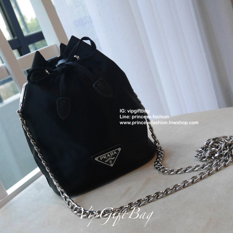 New Arrival จากแบรนด์ Prada งานพรีเมี่ยมกิ้ฟท์จากเคาเตอร์แบรนด์ต่างประเทศ กับทรงยอดฮิต ทรงจีบ มาพร้อมสายสองแบบ สายโซ่เงินยาว(ถอดออกได้) และห่วงคล้องมือ(พับลงได้ ถอดไม่ได้) ดูดีมากค่ะ วัสดุทำจากผ้าไนล่อนกันน้ำ 100% อะไหล่เงินทั้งใบ ปั้มแบรนด์ลงอะไหล่ ภายใน