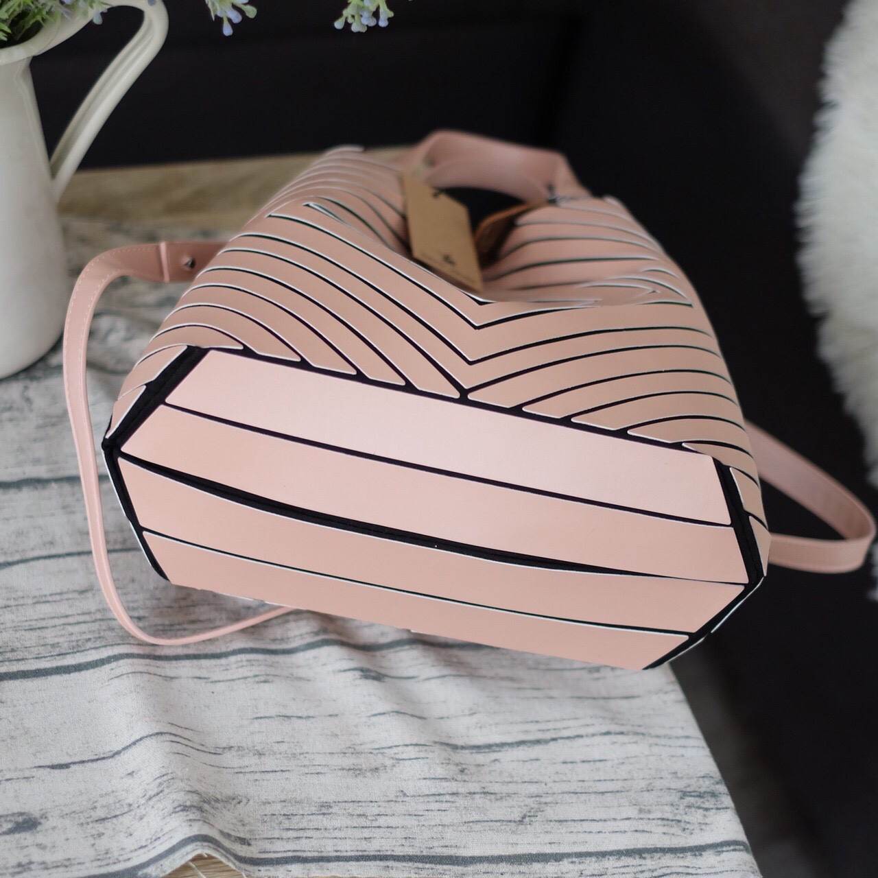 ลายใหม่ Square shape ลาย Limited edition หายาก สวย modern มากค่า 👍ปรับทรงได้ 2 แบบ น่ารักมาก สี Rose morning // Light grey สวยเข้ากับชุดง่ายมาก 💥💥น้ำหนักเบาเพียงแค่ 3.5 ขีดเท่านั้น !!!! 📌📌กระเป๋า จากแบรนด์ David Jon