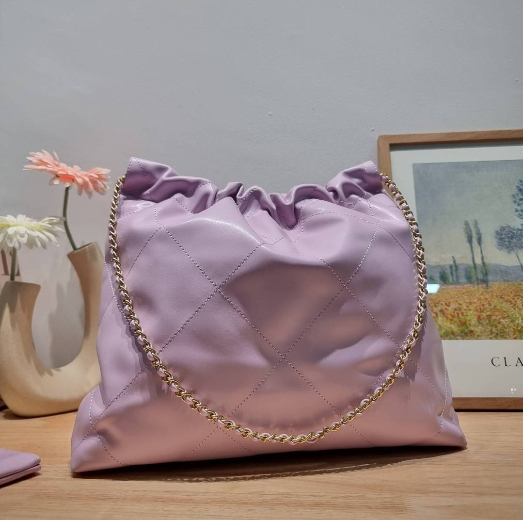 Chanel 22 bag เกินต้านที่สุดกับไอเท็มนี้ ที่สาวๆหรือใครๆก็ต้องมีแล้ว!! แค่เห็นก็หลงรัก กระเป๋าทรงสวย ดีเทลเรียบแต่มีความหรูแอบซ่อนอยู่ ด้วยดีไซน์สายสะพายโซ่สีทอง และโลโก้อันโดดเด่น
