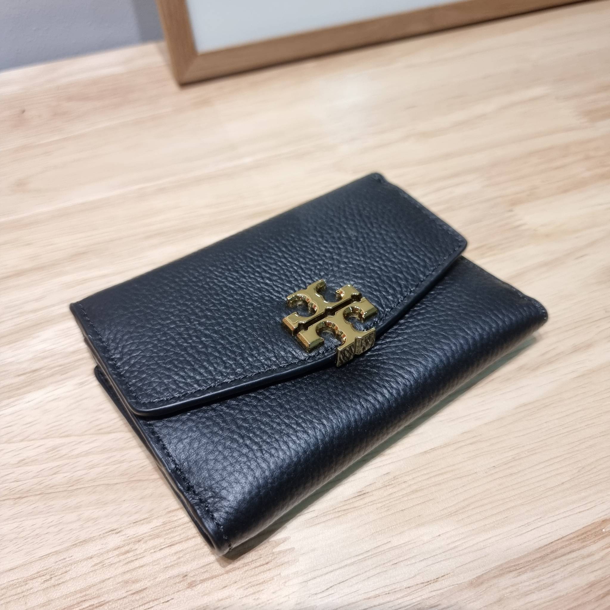 TORY BURCH KIRA MIXED MATERIALS MEDIUM FLAP WALLET กระเป๋าสตางค์ใบกลาง รุ่นยอดนิยม ดูหรูหรา ดูแพง ดีไซน์คลาสสิค ขนาดกำลังพอเหมาะ