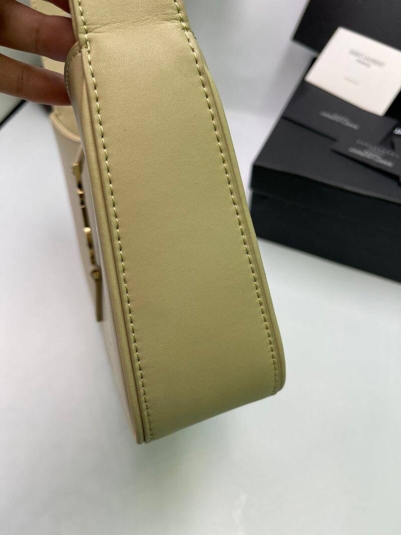 3สี VIP GIFT 】หนังแท้ Saint Laurent Le 5 à 7 Leather Hobo Bag รุ่นยอดนิยม รุ่นหายาก รุ่นที่สาวๆตามหา ใบนี้เลย!! สวยหรู กระเป๋าสะพายไหล่ ดีไซน์อยู่ทรง คลาสสิคแฝงความหรูด้วยโลโก้สีทองอร่ามโดดเด่น วัสดุหนังเรียบ สาวๆที่รออยู่ต้องรีบจัด รีบมีเป็นของตัวเองกันน