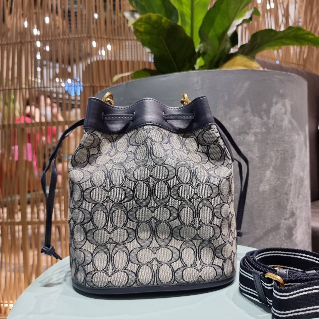 COACH C3853 FIELD BUCKET BAG IN SIGNATURE JACQUARD กระเป๋าสะพายทรงบัคเก็ต รุ่นใหม่ล่าสุด ดีไซน์ลายซิกเนเจอร์บนผ้า jacquard สวยคม เป็นเอกลักษณ์ไม่ซ้ำใคร มาพร้อมสายสะพายผ้าสปอร์ต และสายสั้นสำหรับคล้องแขนได้ สามารถรูดปิดปากกระเป๋าด้วยหนังรอบใบ เพิ่มดีเทลให้ต