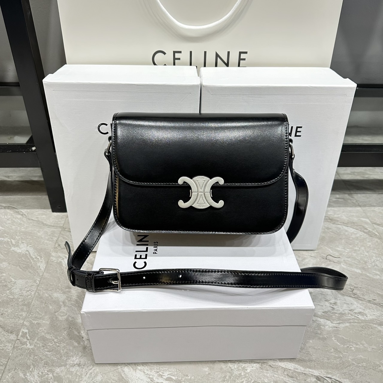 ORI หนังแท้ | 9" CELINE CLASSIQUE TRIOMPHE bag in natural leather กระเป๋าสะพายรุ่นยอดนิยม ด้วยรูปทรงสี่เหลี่ยมผืนผ้า ดีไซน์คล่องตัวถ่ายทอดให้เห็นถึงแก่นแท้ของสไตล์