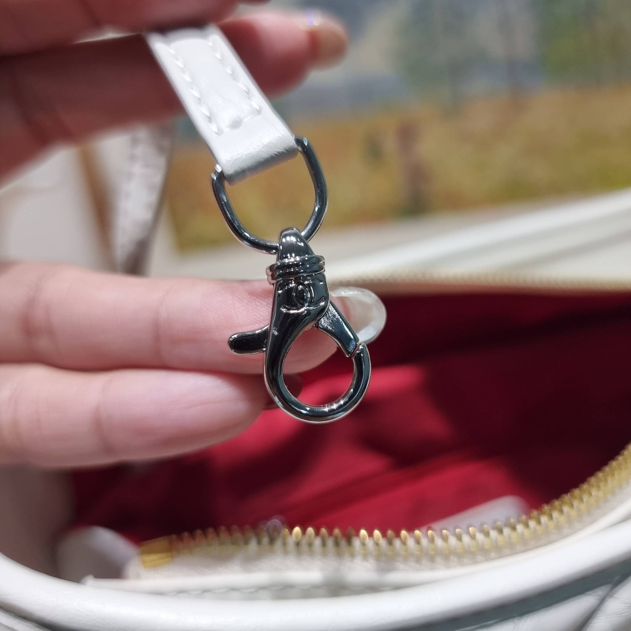 CHANEL Gabrielle Bag Medium สวยคลาสสิค No.1 ต้องยกให้ไอเท็มนี้เท่านั้น กับกระเป๋าสะพายซิกเนเจอร์ ดีไซน์ไม่เหมือนใคร เป็นเอกลักษณ์ ใช้งานได้หลากหลาย สะพายได้ไม่ซ้ำ