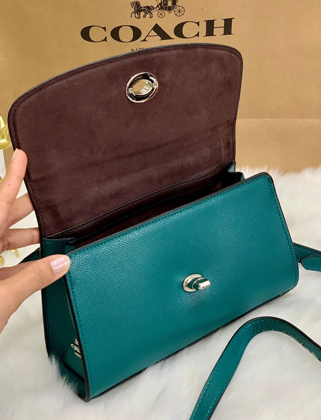 COACH TILLY SATCHEL 23 ((C1802//C1439/C1435)) พร้อมส่งที่ไทยทันทีค่ะ! กระเป๋าสะพายครอสบอดี้ร์หรือหิ้วก็เก๋ไปอีกค่ะ หนังแท้สวยงาม เปิดปิดกระเป๋าแบบหมุนล็อค ภายในมี2ช่องหลัก ใส่กระเป๋าเงินใบกลางได้;มือถือได้ทุกรุ่น;ของจำเป็นสาวๆได้ครบค่ะ;มีช่องซิปกลางและช่อ