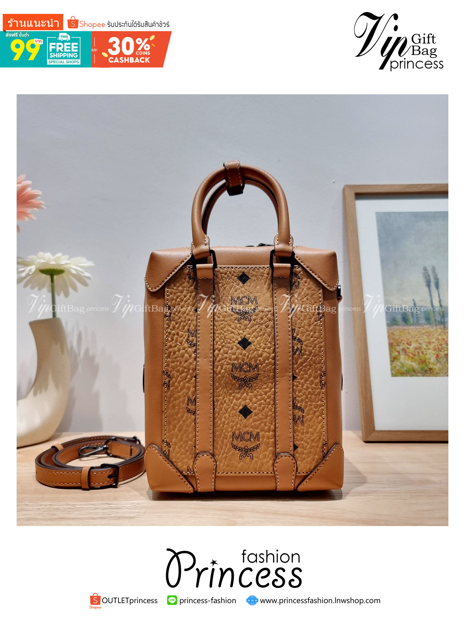 M.C.M SMALL SOFT BERLIN CROSSBODY IN VISETOS งานเบสท์เซลเลอร์ หายาก กับไอเท็มในดีไซน์ทรงกระเป๋าเดินทางแบบคลาสสิค ทรงตั้ง ย่อส่วนมาให้ใช้งานได้แบบสบายๆ พกพาสะดวก แมทช์ได้ทุกสไตล์ ใช้ได้แบบ unisex ใช้งานง่ายด้วยหูจับในตัว