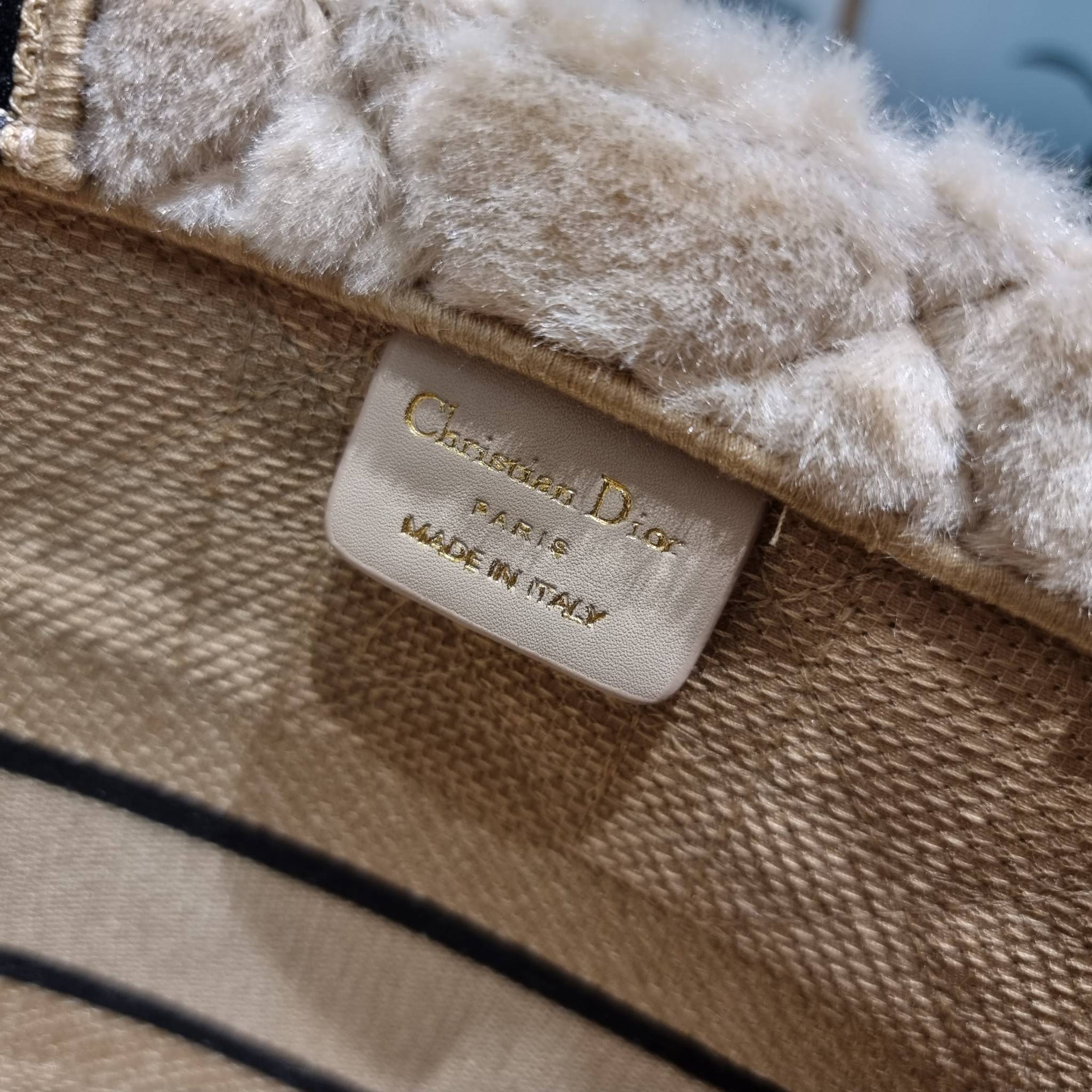 MEDIUM DIOR BOOK TOTE / CD book tote กระเป๋าทรงโท้ทใบใหญ่ ดีไซน์ใหม่ล่าสุด ที่มีทั้งความละมุนและหรูหราในตัว ด้วยการ shearling ขนแกะรอบใบฟูนุ่ม ตัดสลับฟอนท์เอกลักษณ์สวยงาม หูจับในตัวทนทาน ใช้งานง่าย ด้านในกระเป๋ากว้างมาก จุของได้เยอะ ไม่ใช่แค่สวยแถมยังใช้ป