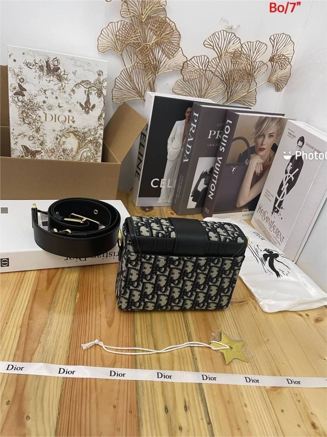 Dior 30 Montaigne Box Bag 7" / DIOR MINI BAG กระเป๋าสะพายดิออร์ เอกลักษณ์ของความหรู ไซส์มินิทรงสี่เหลี่ยมสวยหรูอยู่ทรงเปิดปิดด้วยฝาปิดโลโก้แบรนด์อะไหล่ทอง ภายในโล่งมีโลโก้สามารถใส่มือถือของใช้จุกจิกได้