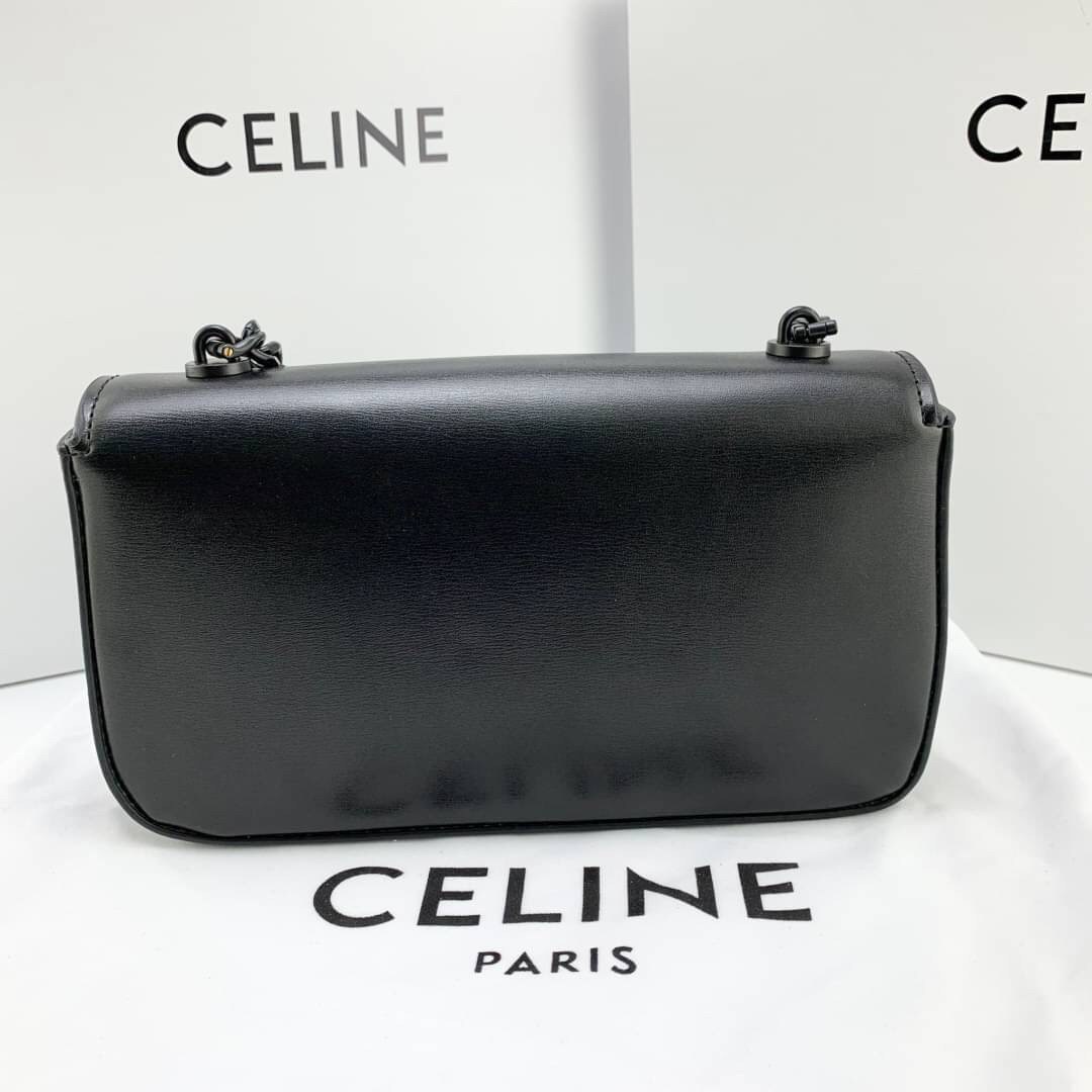 หนังแท้ CELINE CHAIN SHOULDER BAG CUIR TRIOMPHE IN SHINY CALFSKIN ANIS / CELINE TRIOMPHE SHOULDER BAG หนังแท้ทั้งใบสวยหรู แบบใหม่ล่าสุด โลโก้หนังคลาสิกที่สุดค่ะ จุของได้กำลังดี เหมาะกับสาวๆในวันที่อยากครอสบอดี้ชิลๆ ห้ามพลาดค่ะ!