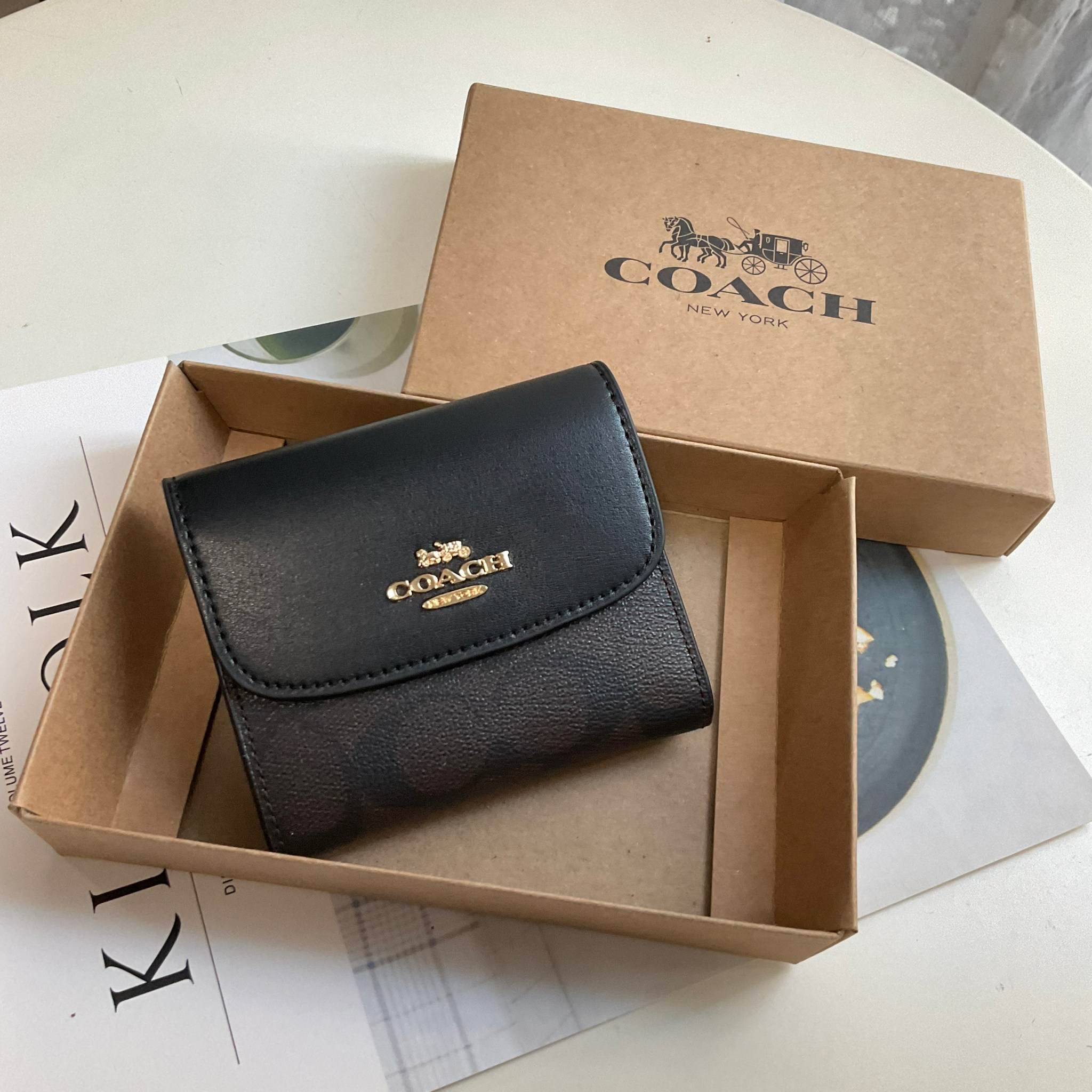 COACH SMALL WALLET IN SIGNATURE CANVAS กระเป๋าสตางค์ใบสั้น แบบพับสามตอน เปิดปิดด้วยกระดุมปั้มแบรนด์ ด้านในมีช่องใส่บัตรหลายช่อง และช่องใส่ธนบัตร ด้านหลังมีช่องซิปเหรียญอีกหนึ่งช่อง น้ำหนักเบา พกพาสะดวก อะไหล่เงาสุดหรู ห้ามพลาดค่ะ!