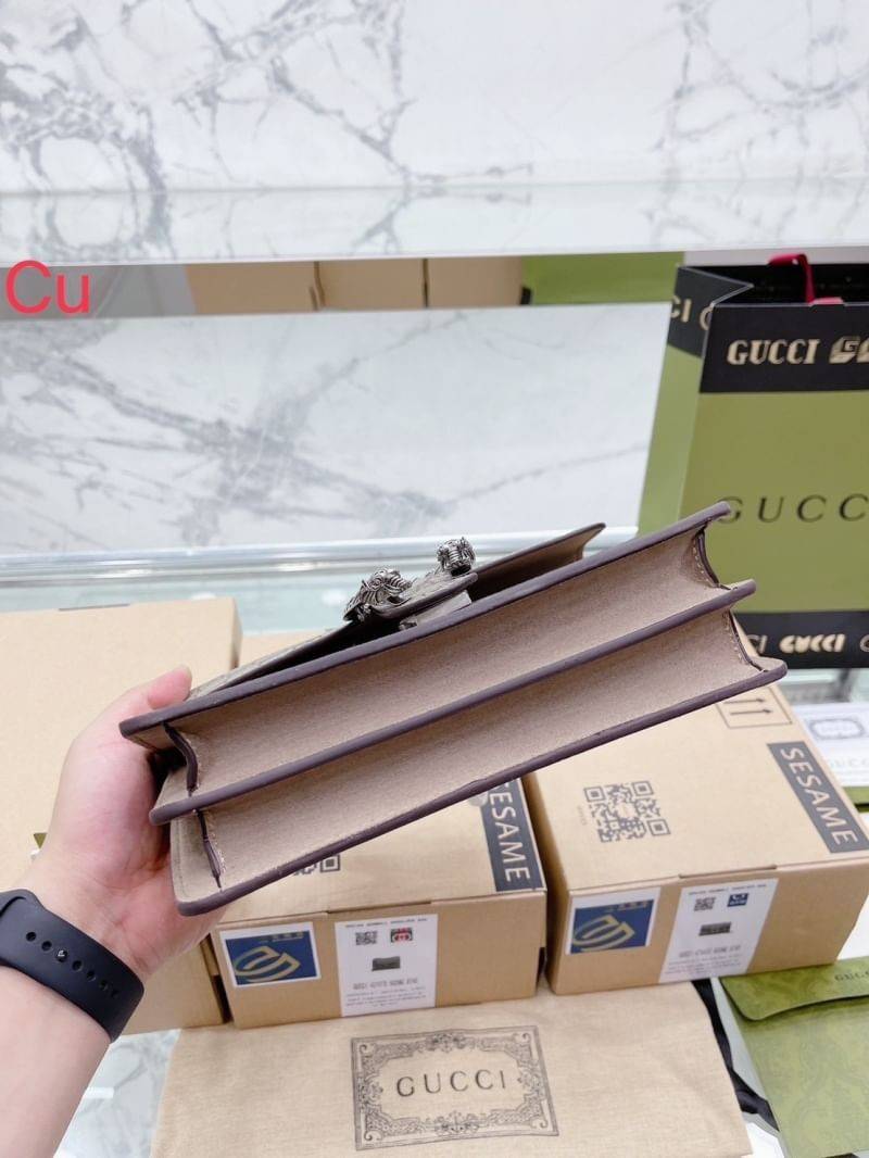 GUCCI Dionysus shoulder bag กระเป๋าสะพายดีไซส์วินเทจคลาสสิค รุ่นที่สาวๆควรไม่พลาด!! ดึงดูดและสะกดสายตาด้วยอะไหล่ดีเทลหรู สายสะพายปรับใช้ได้ 2 สไตล์ สะพายคู่ สะพายเดี่ยว ตามใจชอบ!! พร้อมเสิร์ฟให้ครบเซ็ท ในราคาที่สุดคุ้ม!!